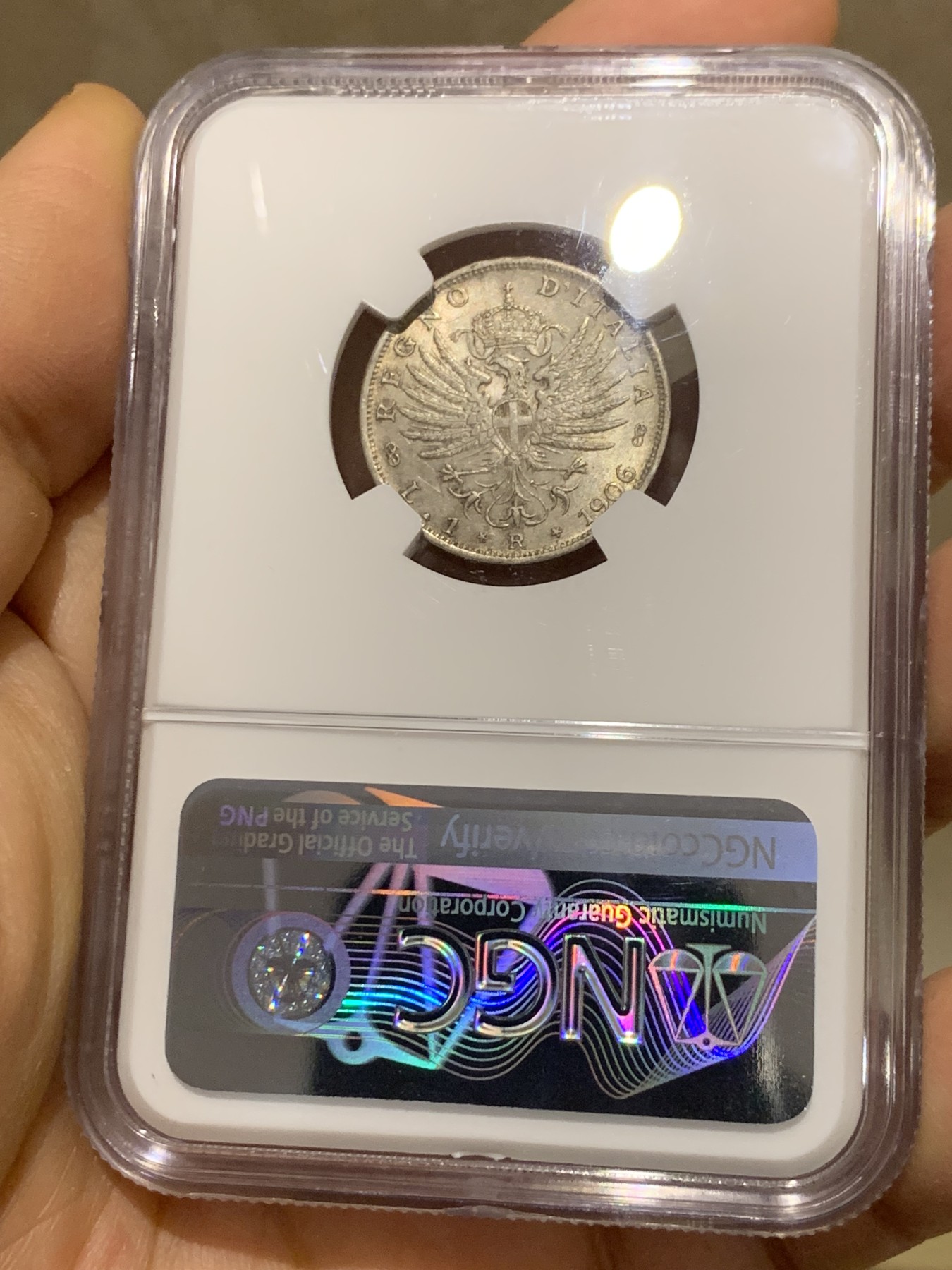 《竞宝斋》圣诞专辑  第一场  第227场 定制纪念章相赠 (全场顺丰包邮) NGC-MS64 意大利 1906年 鹰徽1里拉银币 灰黑色淡包浆 转光感与底板完美，难得好状态