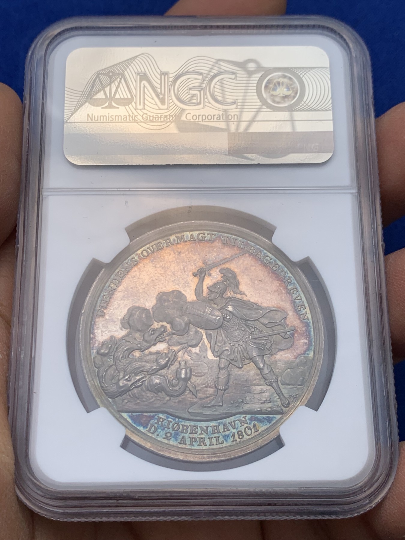 《竞宝斋》圣诞专辑  第一场  第227场 定制纪念章相赠 (全场顺丰包邮) NGC MS65 丹麦1801银章，哥本哈根战役，名家loos经典之作。镜面五彩冠军分数完美品。