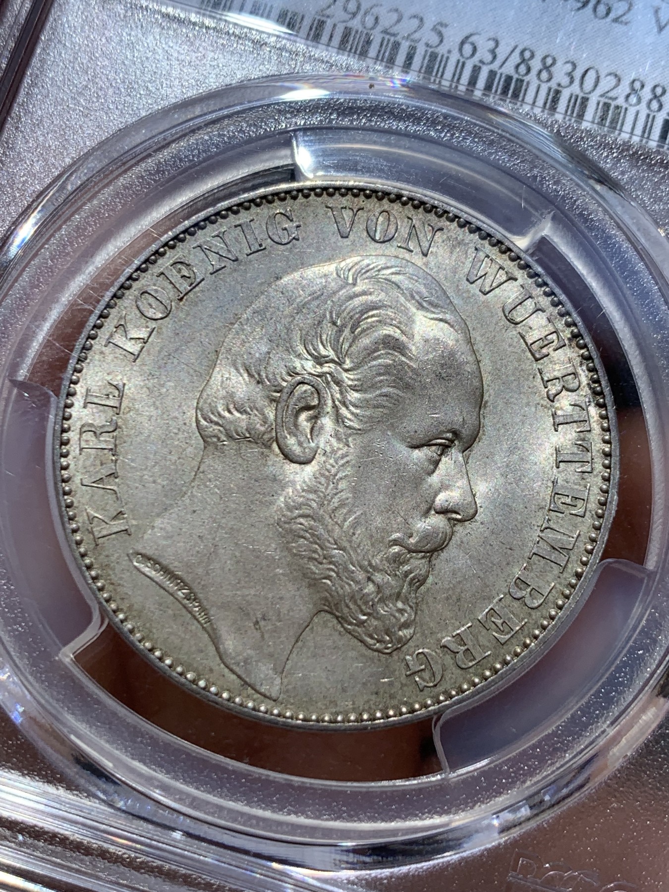 《竞宝斋》圣诞专辑  第一场  第227场 定制纪念章相赠 (全场顺丰包邮) PCGS-MS63 符腾堡1871年胜利泰勒，底板干净，淡彩包浆银光明显，胜利小天使站在枪炮之上，天使脸部细节清晰，设计简约而精美，德系精工的代表泰勒。