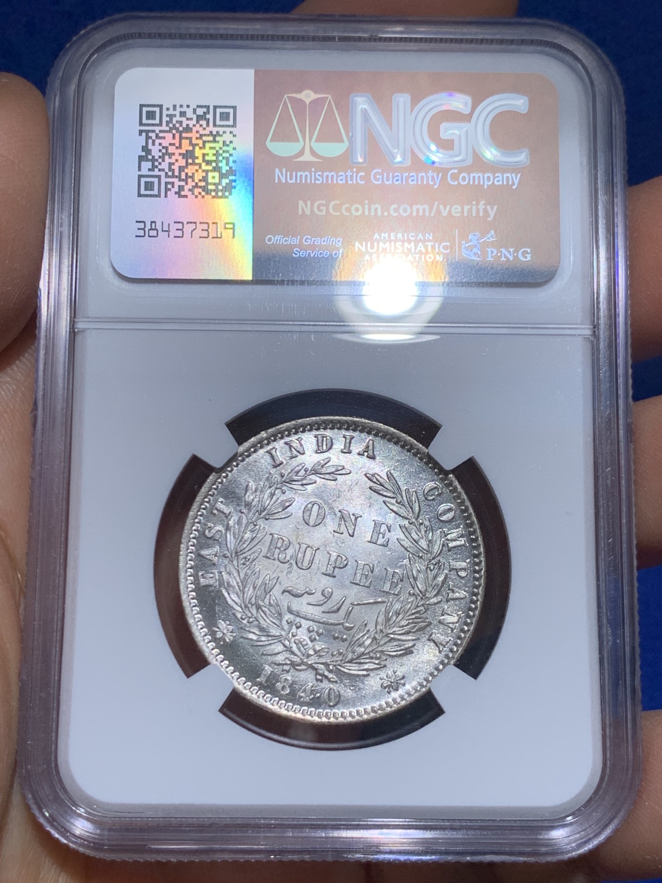 《竞宝斋》圣诞专辑  第一场  第227场 定制纪念章相赠 (全场顺丰包邮) NGC-MS64 东印度公司1840年维多利亚女王1卢比银币 这个品种的64分非常非常困难，即使批量送评也难见一二，对于喜欢小维头像的玩家来说不可错过。sbp成交价在700-1000刀