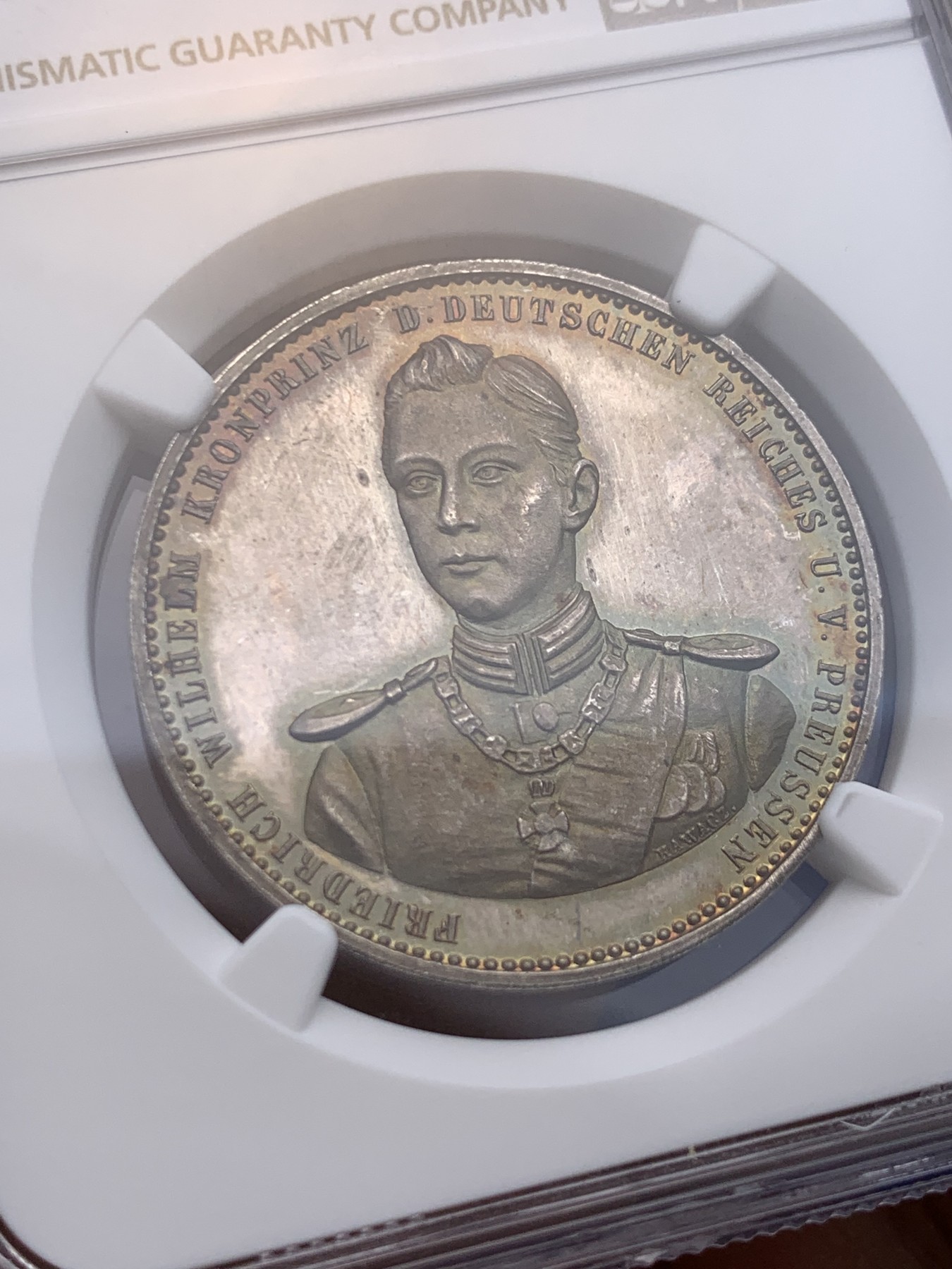 《竞宝斋》圣诞专辑  第一场  第227场 定制纪念章相赠 (全场顺丰包邮) NGC MS64PL 德国 1900 威廉二世成年纪念银章 背面记录了威廉二世的生日与成年的日期 非常有意义 底板反光太强烈 注意保护眼睛