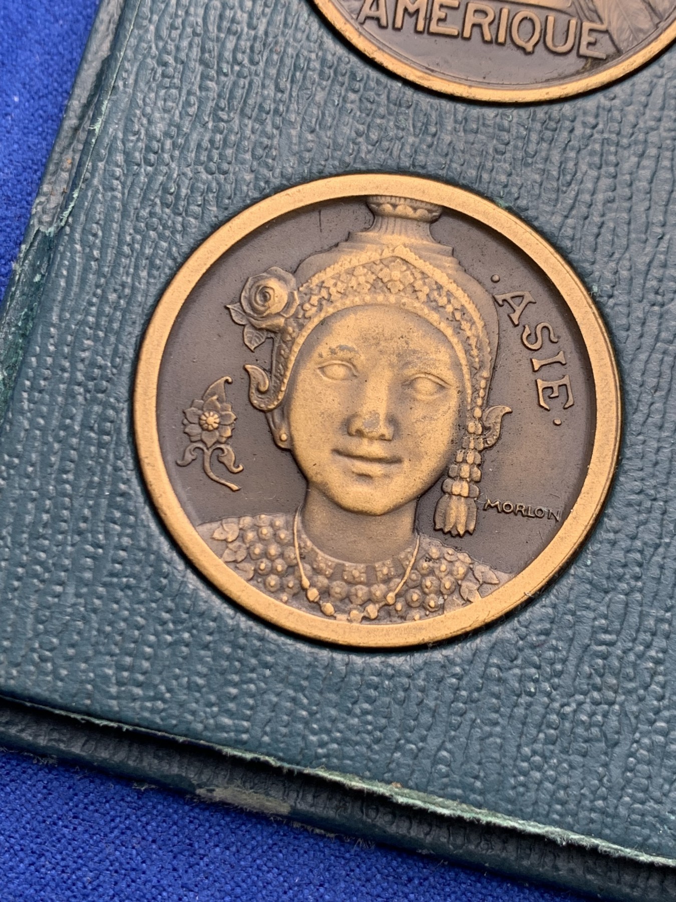 《竞宝斋》圣诞专辑  第一场  第227场 定制纪念章相赠 (全场顺丰包邮) 法国1931年巴黎世博会仿古铜套章 直径32mm左右 描绘了亚洲，非洲，大洋洲，美洲四大洲原住民人物面貌，及风土人情。其中也有雕刻师参与了当时法国流通币的设计雕刻。人物传神，细节精美。大洋洲的螺贝花环，暹罗人的头冠与背面的亚洲象，美洲部落的羽冠，埃及人的头巾，大千世界，尽收眼底。