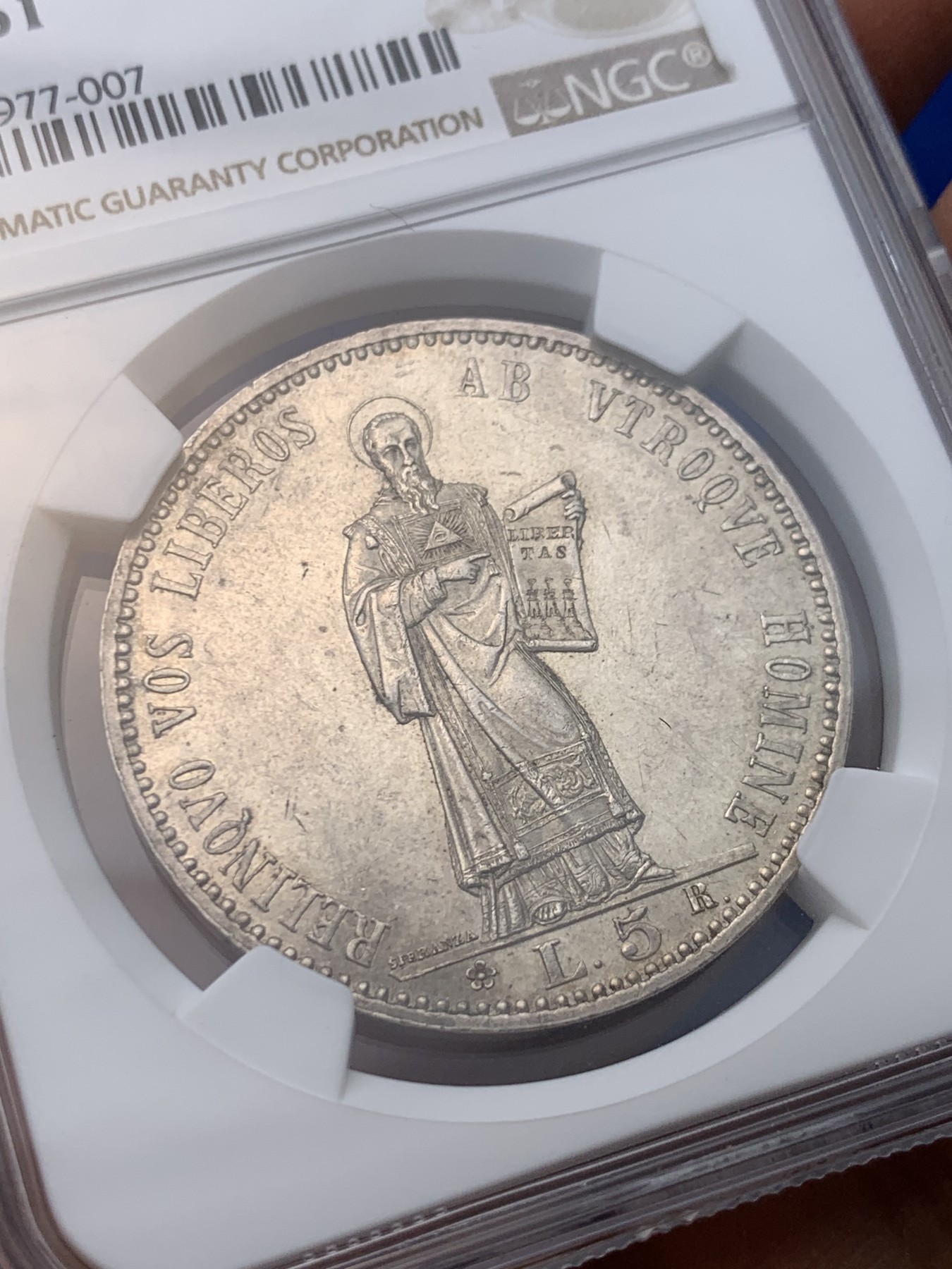 《竞宝斋》圣诞专辑  第一场  第227场 定制纪念章相赠 (全场顺丰包邮) NGC-MS61，1898年老版本圣马力诺5里拉神父。此币发行量18000，打的非常好，PL感十足，值得收藏把玩