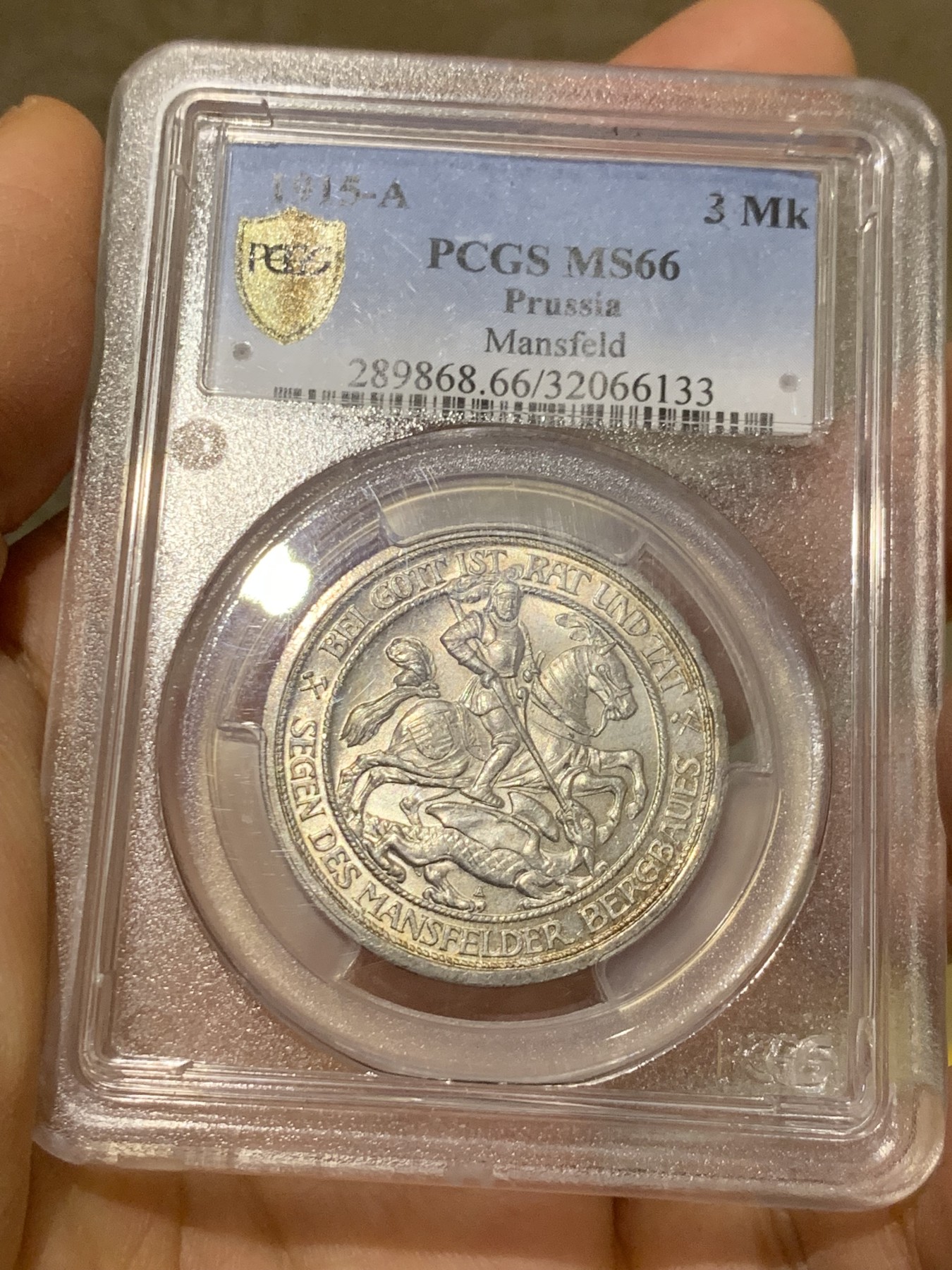 《竞宝斋》圣诞专辑  第一场  第227场 定制纪念章相赠 (全场顺丰包邮) PCGS-MS66 德国1915曼斯菲尔德屠龙3马克 银币 顶级状态 细节锐利 银光璀璨 背面盒子有小裂纹