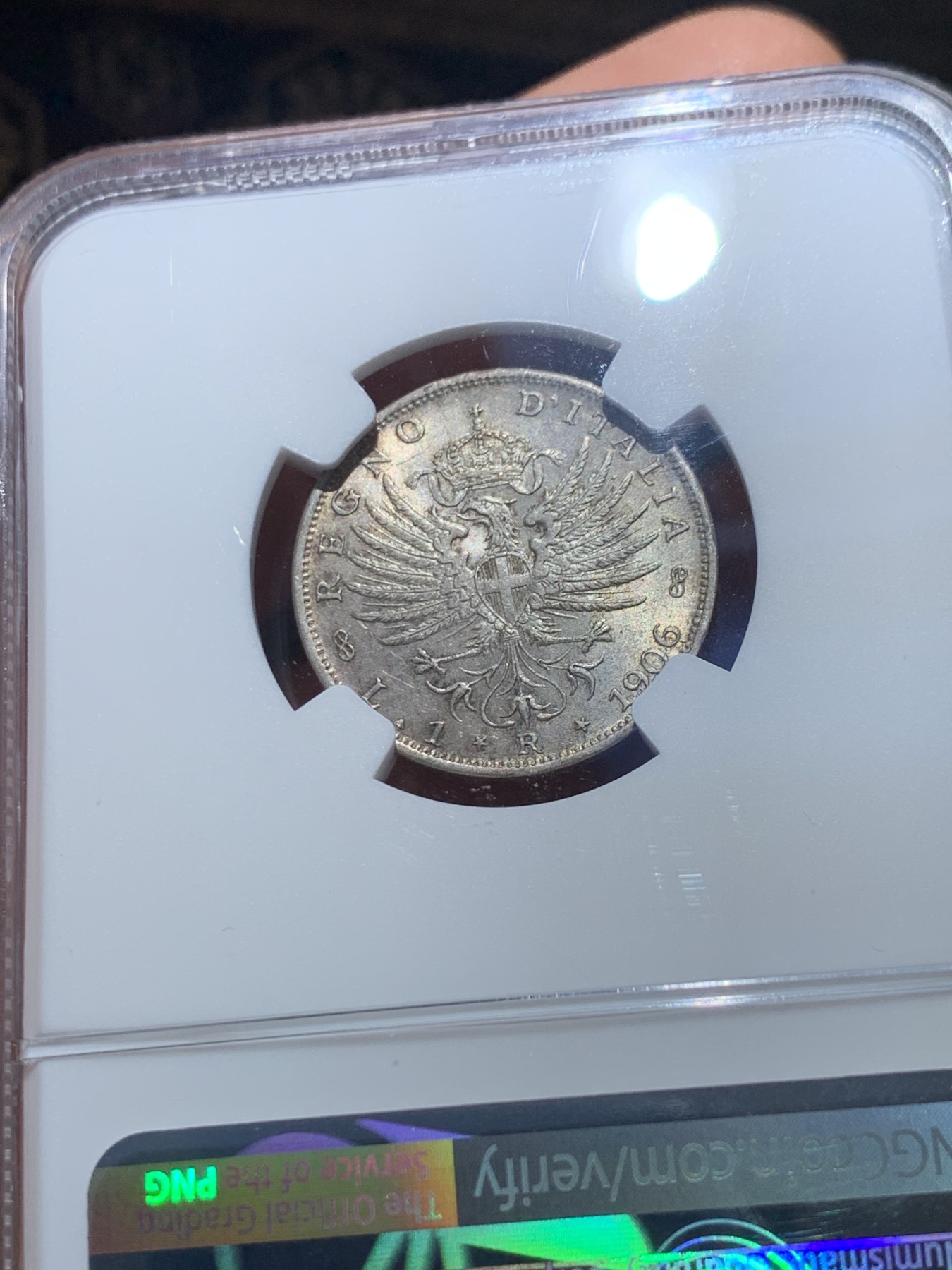 《竞宝斋》圣诞专辑  第一场  第227场 定制纪念章相赠 (全场顺丰包邮) NGC-MS64 意大利 1906年 鹰徽1里拉银币 灰黑色淡包浆 转光感与底板完美，难得好状态