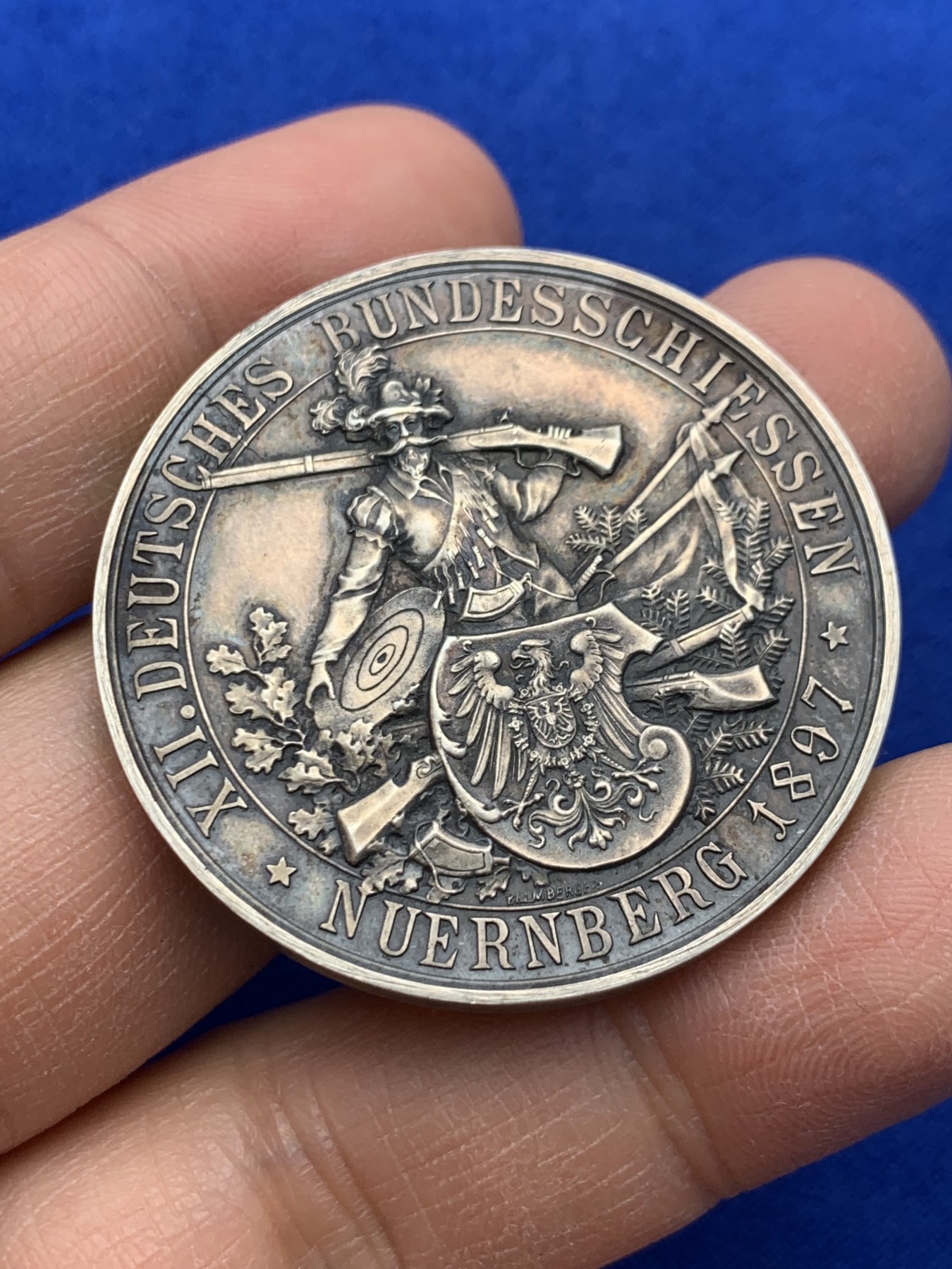 《竞宝斋》圣诞专辑  第一场  第227场 定制纪念章相赠 (全场顺丰包邮) 1897年德国纽伦堡射击节银章，40.3mm 29.2g 状态味道俱佳，MS级，附带原盒，藏家压箱出品