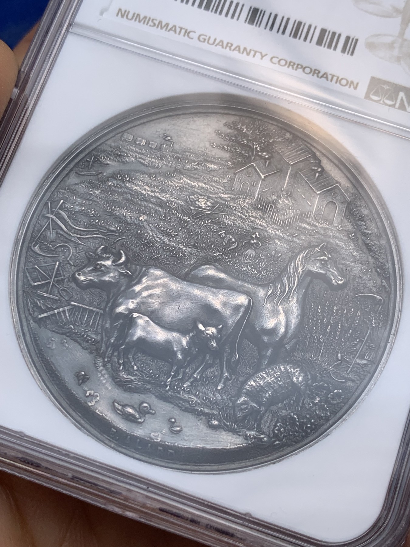 《竞宝斋》圣诞专辑  第一场  第227场 定制纪念章相赠 (全场顺丰包邮) NGC-MS60 荷兰 1885年 畜牧业46mm大银章 镜面底板 高浮雕 动物肌肉感饱满 地上草根根可见 非常精美