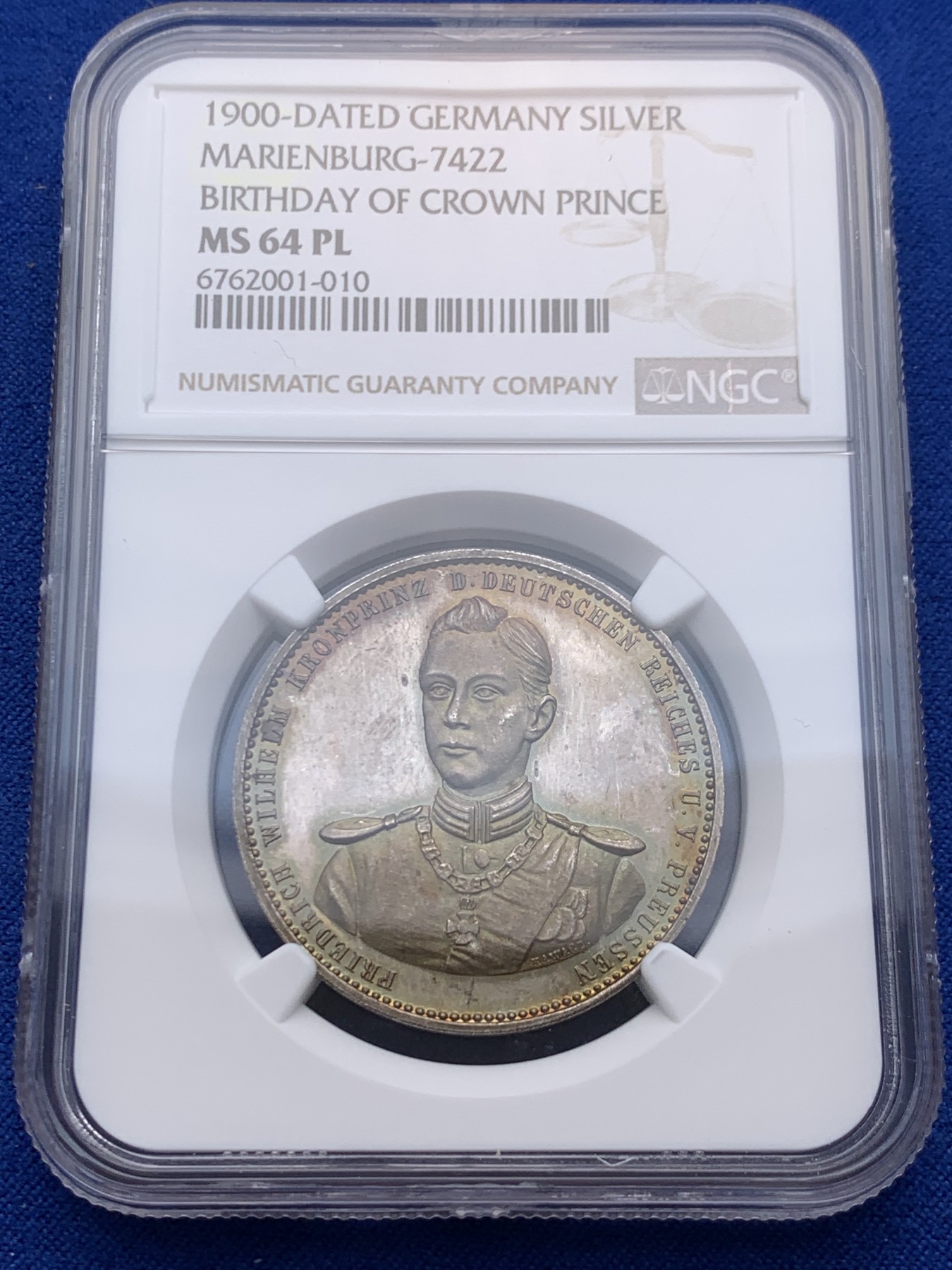 《竞宝斋》圣诞专辑  第一场  第227场 定制纪念章相赠 (全场顺丰包邮) NGC MS64PL 德国 1900 威廉二世成年纪念银章 背面记录了威廉二世的生日与成年的日期 非常有意义 底板反光太强烈 注意保护眼睛