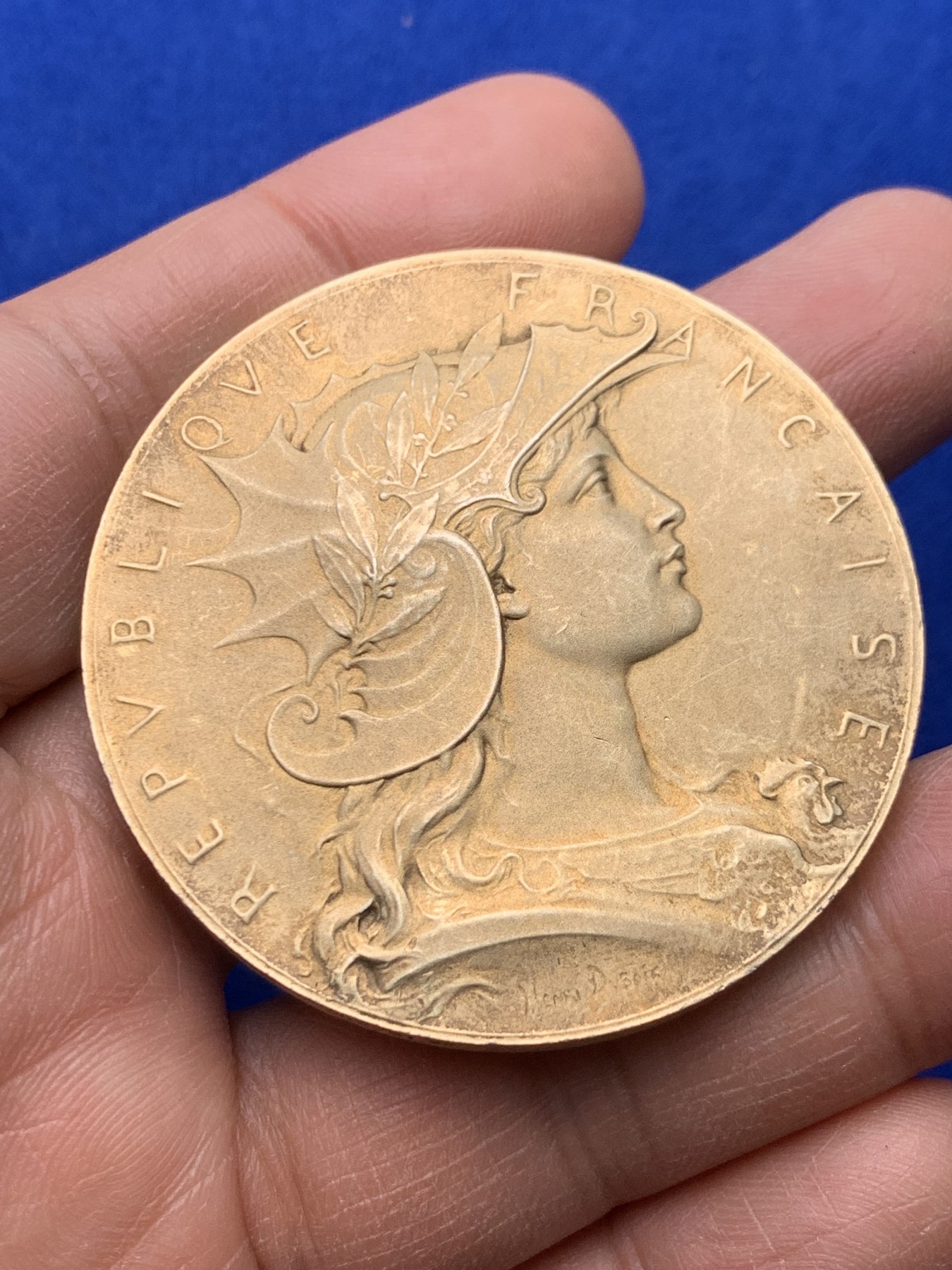 《竞宝斋》圣诞专辑  第一场  第227场 定制纪念章相赠 (全场顺丰包邮) 法国射击节银章，章牌大师杜波瓦（DUBIOS)海马盔甲玛丽安娜代表作品，直径49.7mm 65.4g大型镀金银章，边铭丰饶角Argent银标原铸。双面高浮雕，图案精品艺术性高，这枚自制盒非NGC方便开卸把玩。法国射击节章牌相比德国瑞士低估，好品值得自藏。还配一个原盒。