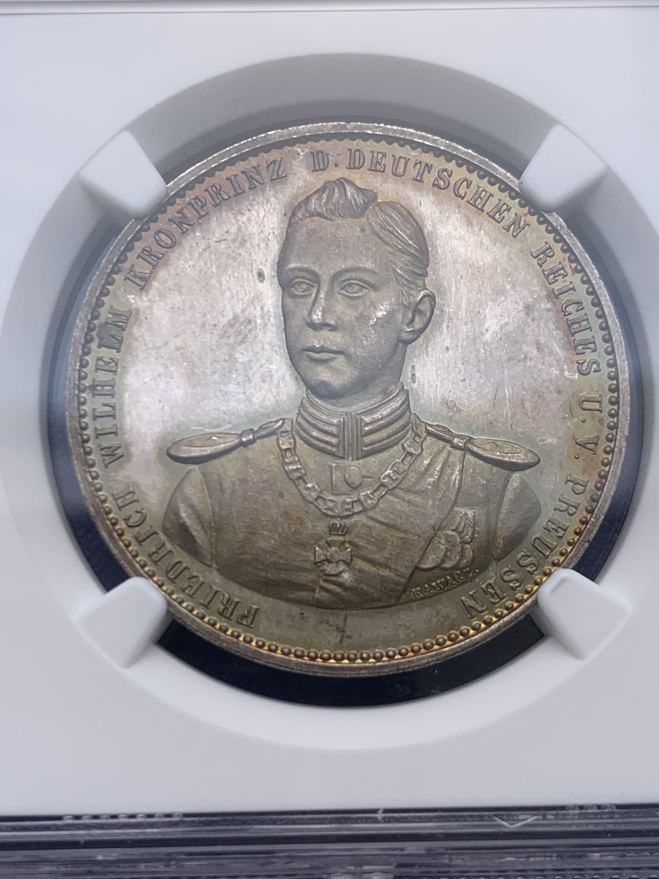 《竞宝斋》圣诞专辑  第一场  第227场 定制纪念章相赠 (全场顺丰包邮) NGC MS64PL 德国 1900 威廉二世成年纪念银章 背面记录了威廉二世的生日与成年的日期 非常有意义 底板反光太强烈 注意保护眼睛