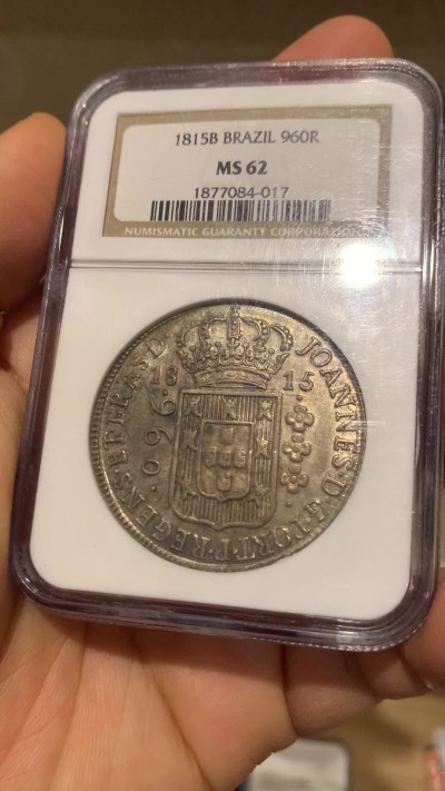 《竞宝斋》圣诞专辑  第二场  第228场 定制纪念章相赠 (全场顺丰包邮) NGC MS62 巴西1815年地球960瑞斯大银币 双面全深打 底板光洁 非常好