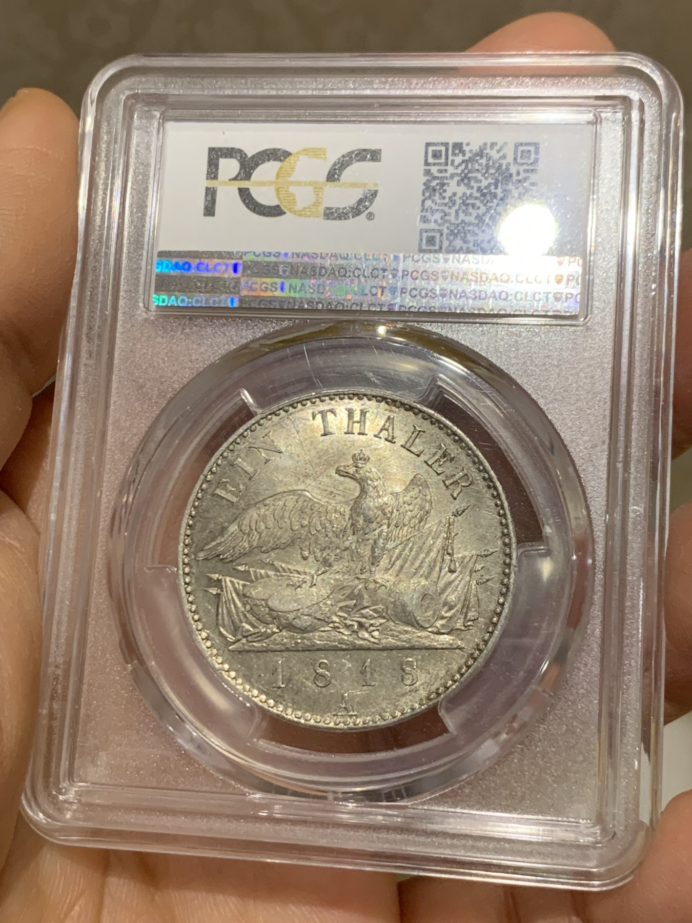 《竞宝斋》圣诞专辑  第一场  第227场 定制纪念章相赠 (全场顺丰包邮) PCGS-MS62 德国普鲁士 1818年A厂腓特烈威廉三世鹰炮泰勒银币 正反面细节均非常好，光度好，令人舒服的淡金色包浆，感觉低评