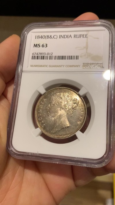 《竞宝斋》圣诞专辑  第一场  第227场 定制纪念章相赠 (全场顺丰包邮) NGC-MS63 东印度公司1840年维多利亚女王1卢比银币 正面略带黄油包浆，比白币要舒服的多，背面光韵更是流畅喜人。