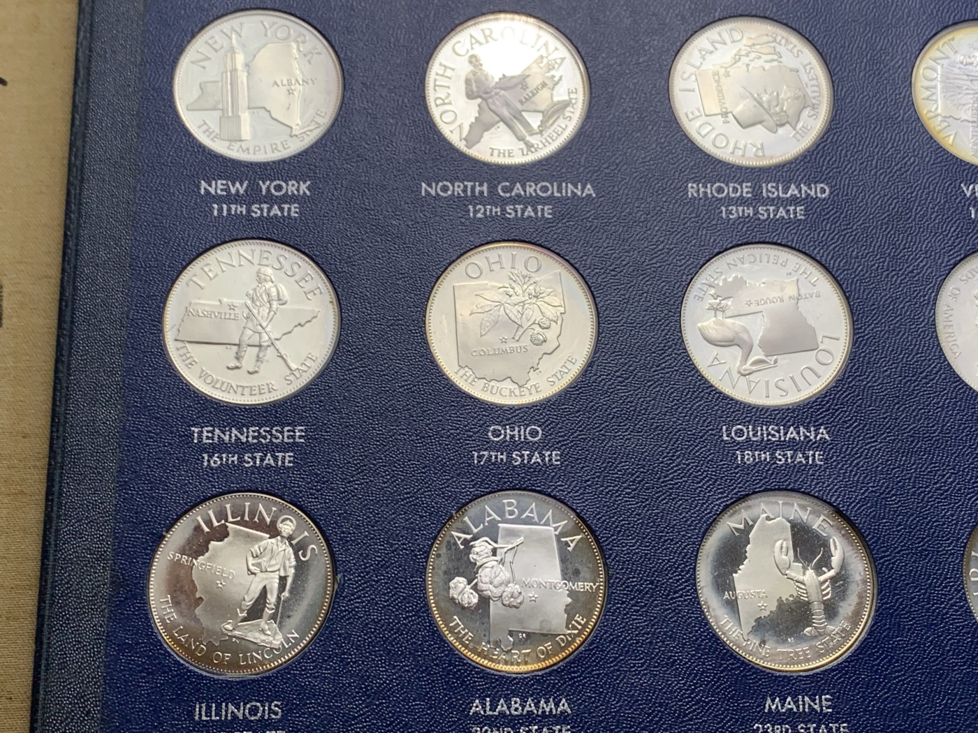 《竞宝斋》圣诞专辑  第一场  第227场 定制纪念章相赠 (全场顺丰包邮) 美国1969年50州精制纯银银章 每枚重14.5克左右 共725克左右 加厚说明书