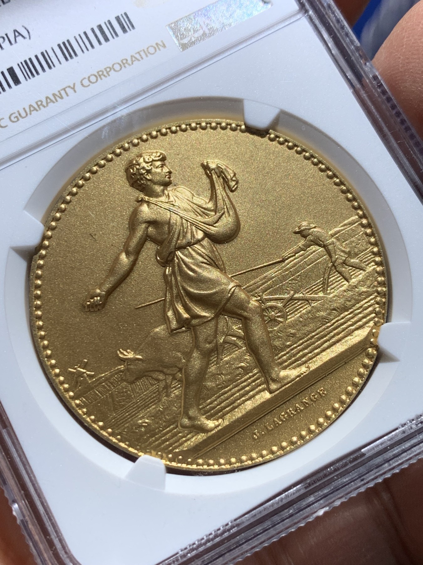 《竞宝斋》圣诞专辑  第一场  第227场 定制纪念章相赠 (全场顺丰包邮) NGC-MS67，顶级分数的法国农业镀金银章。这个品种是颁发给农业竞赛评委的，标注边铭丰饶角是100多年前的作品。LARANGE大师之作，67分的顶级分数在同期的币章里是王者的存在，常有多一分而价格倍增的说法。银章价格金章的状态。顶级藏家巅峰之选。