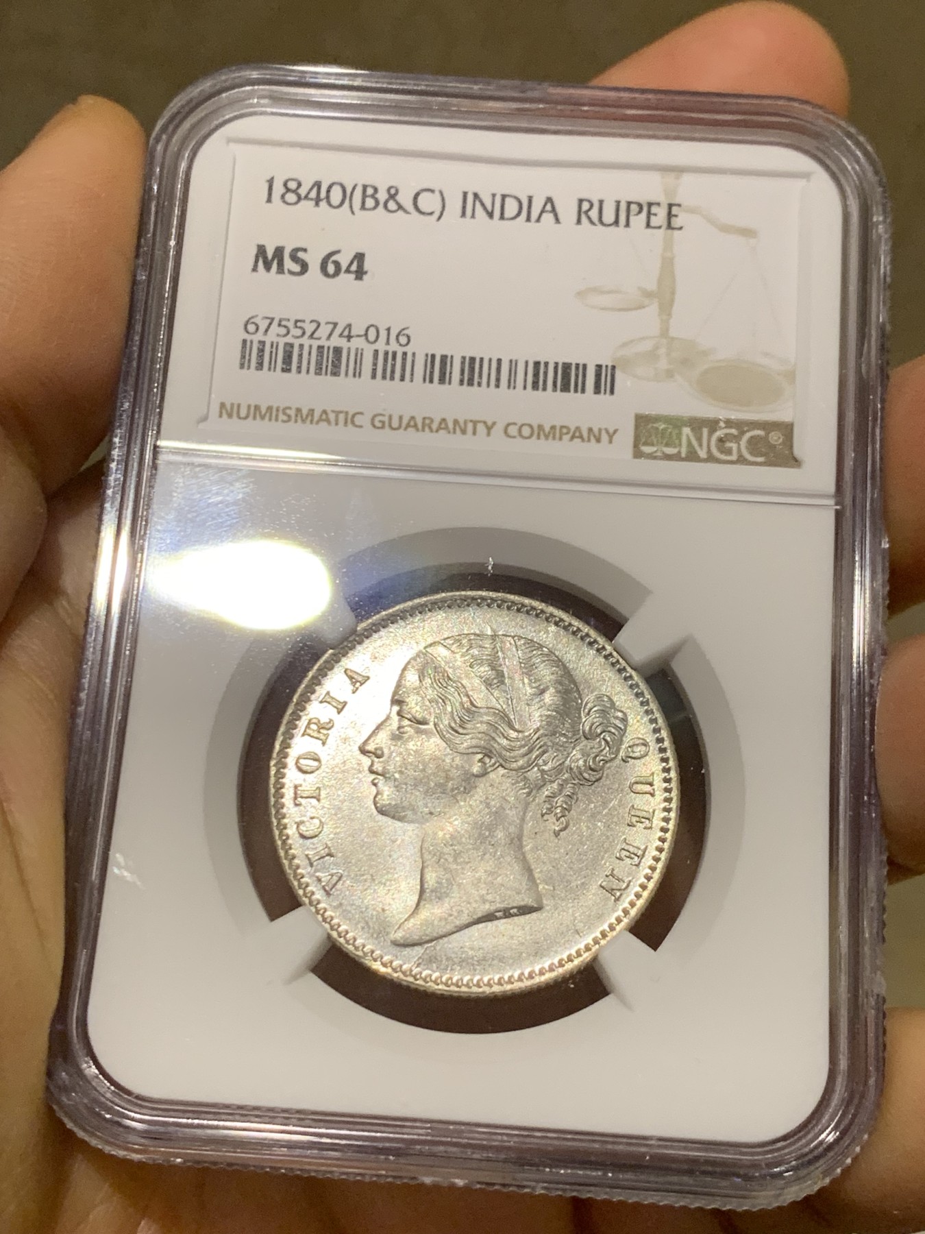 《竞宝斋》圣诞专辑  第一场  第227场 定制纪念章相赠 (全场顺丰包邮) NGC-MS64 东印度公司1840年维多利亚女王1卢比银币 这个品种的64分非常非常困难，即使批量送评也难见一二，对于喜欢小维头像的玩家来说不可错过。sbp成交价在700-1000刀