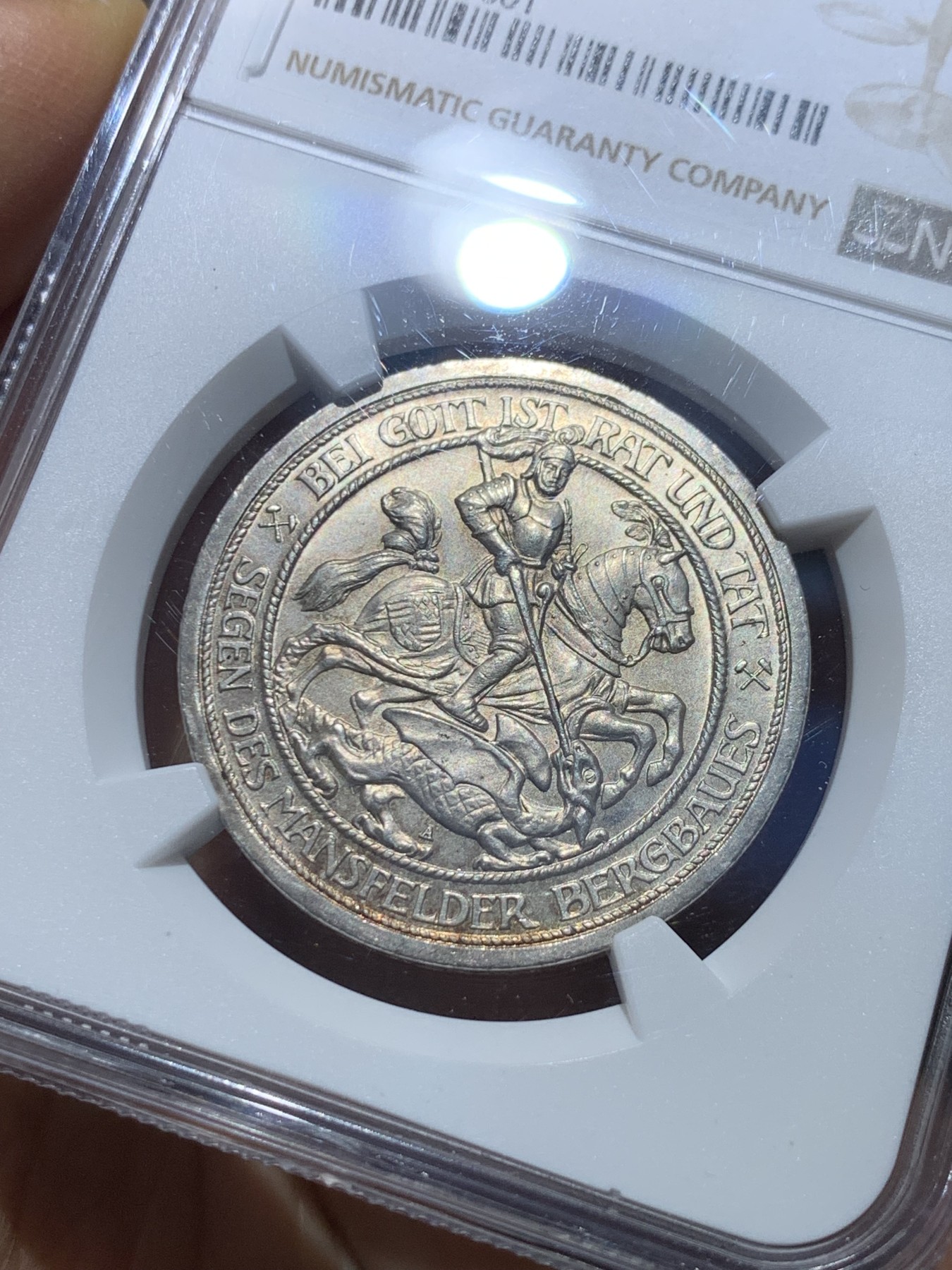 《竞宝斋》圣诞专辑  第一场  第227场 定制纪念章相赠 (全场顺丰包邮) NGC-MS65 德国 1915年 曼斯菲尔德马剑屠龙3马克银币。淡金色包浆，底板无肉眼可见伤痕，上海N严评。