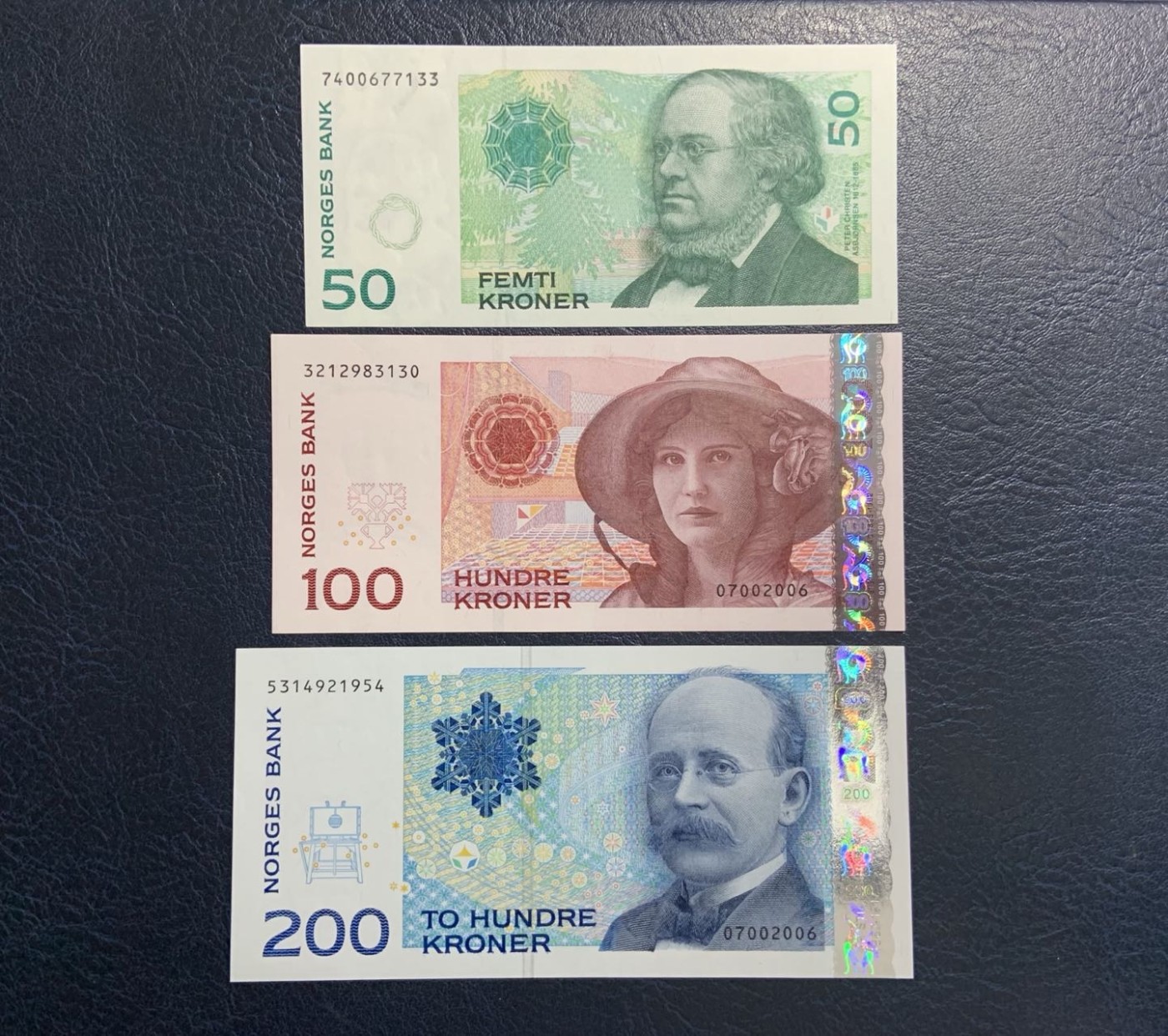 收藏联盟Quantum Auction 第313期拍卖  挪威1996年50克朗和2013年100和200克朗 品相UNC 100和200有轻微滚轮印