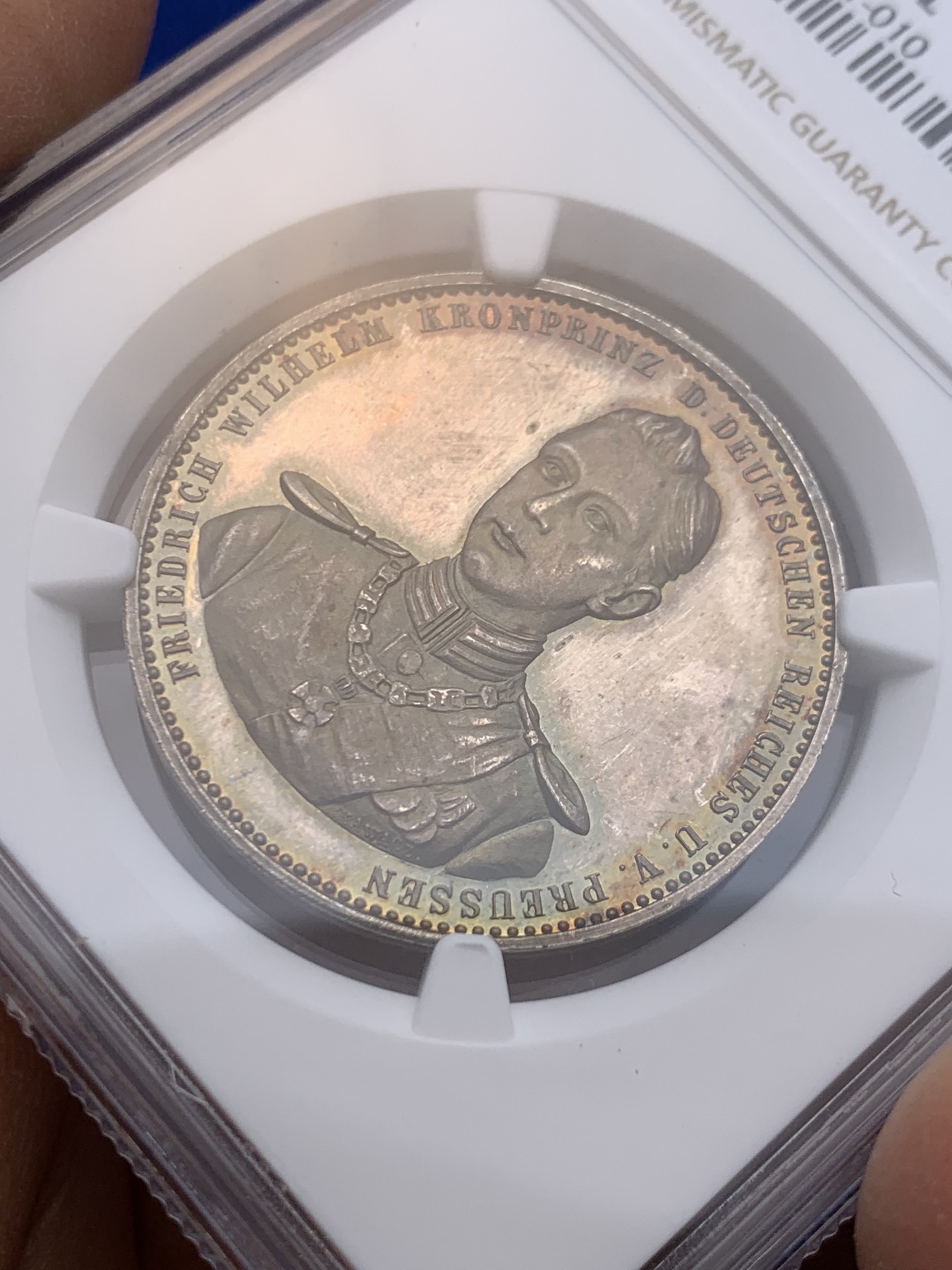 《竞宝斋》圣诞专辑  第一场  第227场 定制纪念章相赠 (全场顺丰包邮) NGC MS64PL 德国 1900 威廉二世成年纪念银章 背面记录了威廉二世的生日与成年的日期 非常有意义 底板反光太强烈 注意保护眼睛