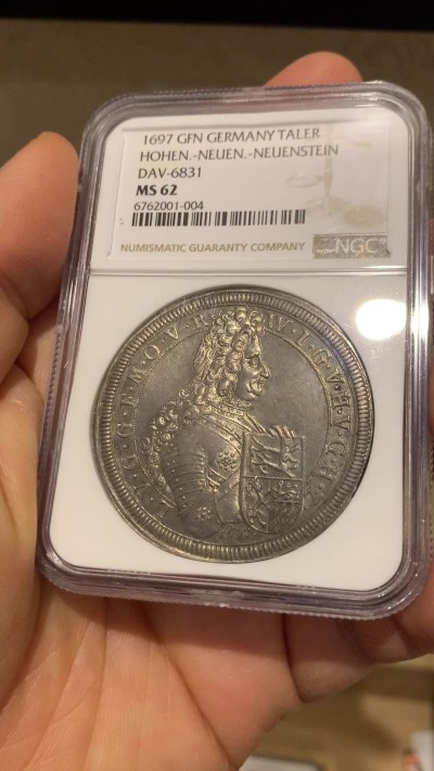 《竞宝斋》圣诞专辑  第一场  第227场 定制纪念章相赠 (全场顺丰包邮) NGC MS62 德国 霍恩洛厄 1697年 沃尔夫冈·朱利叶斯 骑士泰勒大银币 灰色带彩包浆 历经岁月状态却近乎完美 感觉低评了 昆克拍过一枚unc裸币 含佣金4000欧元成交