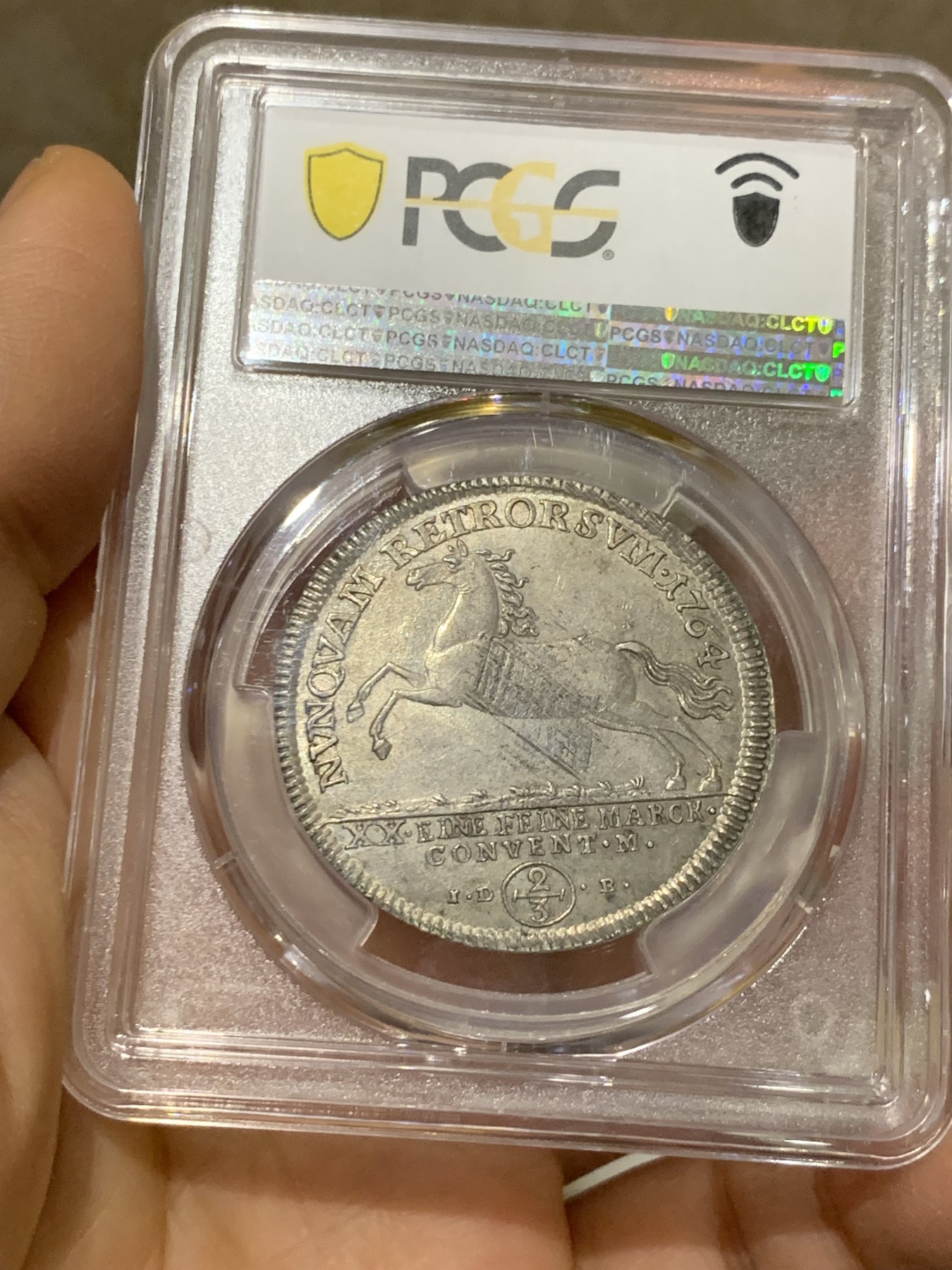 《竞宝斋》圣诞专辑  第一场  第227场 定制纪念章相赠 (全场顺丰包邮) PCGS-MS61 不伦瑞克（布伦瑞克）1764年飞马2/3泰勒银币，原味淡彩，设计精美，正面为公爵戎装像，背面小马设计栩栩如生，这个品种上ms非常难。