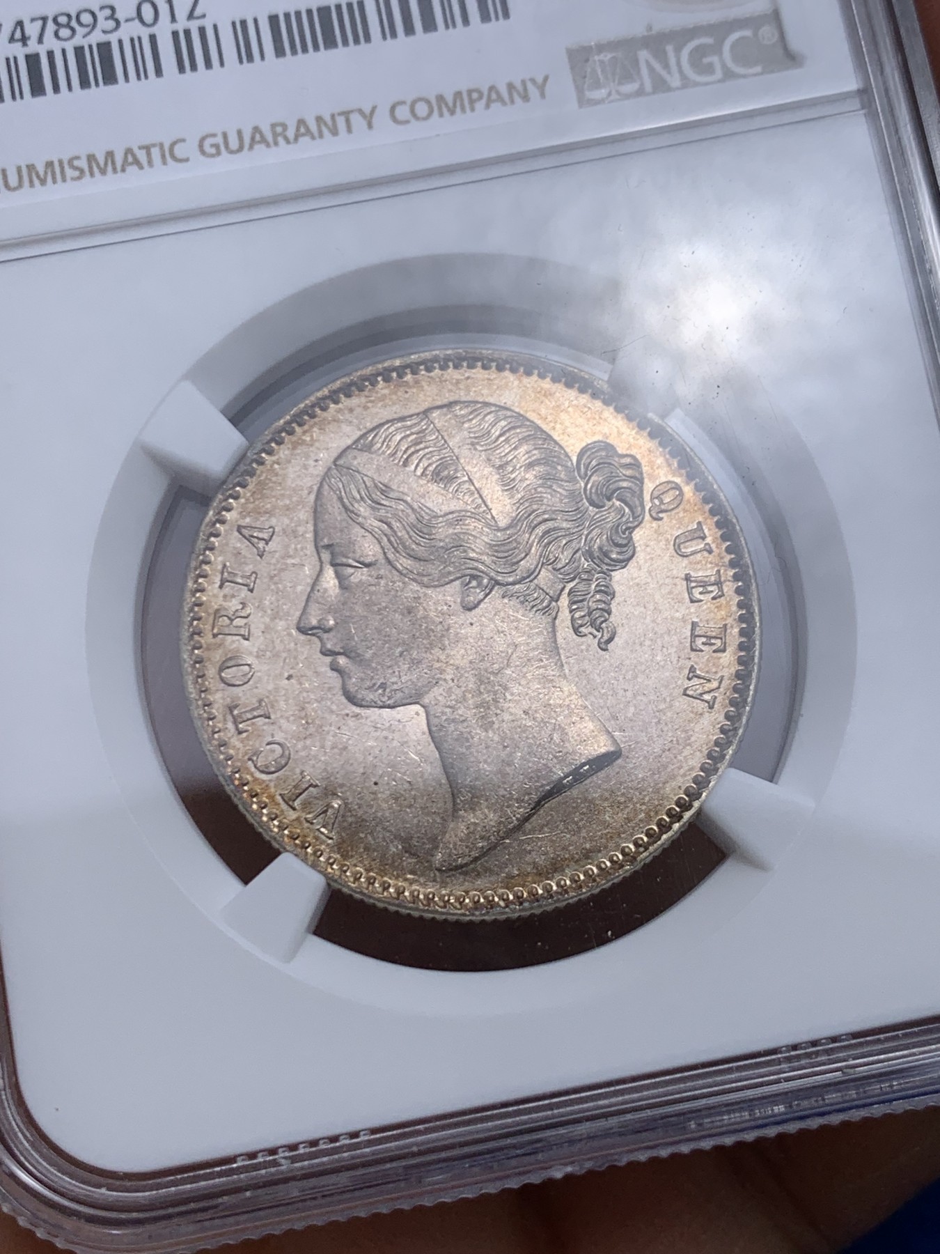 《竞宝斋》圣诞专辑  第一场  第227场 定制纪念章相赠 (全场顺丰包邮) NGC-MS63 东印度公司1840年维多利亚女王1卢比银币 正面略带黄油包浆，比白币要舒服的多，背面光韵更是流畅喜人。