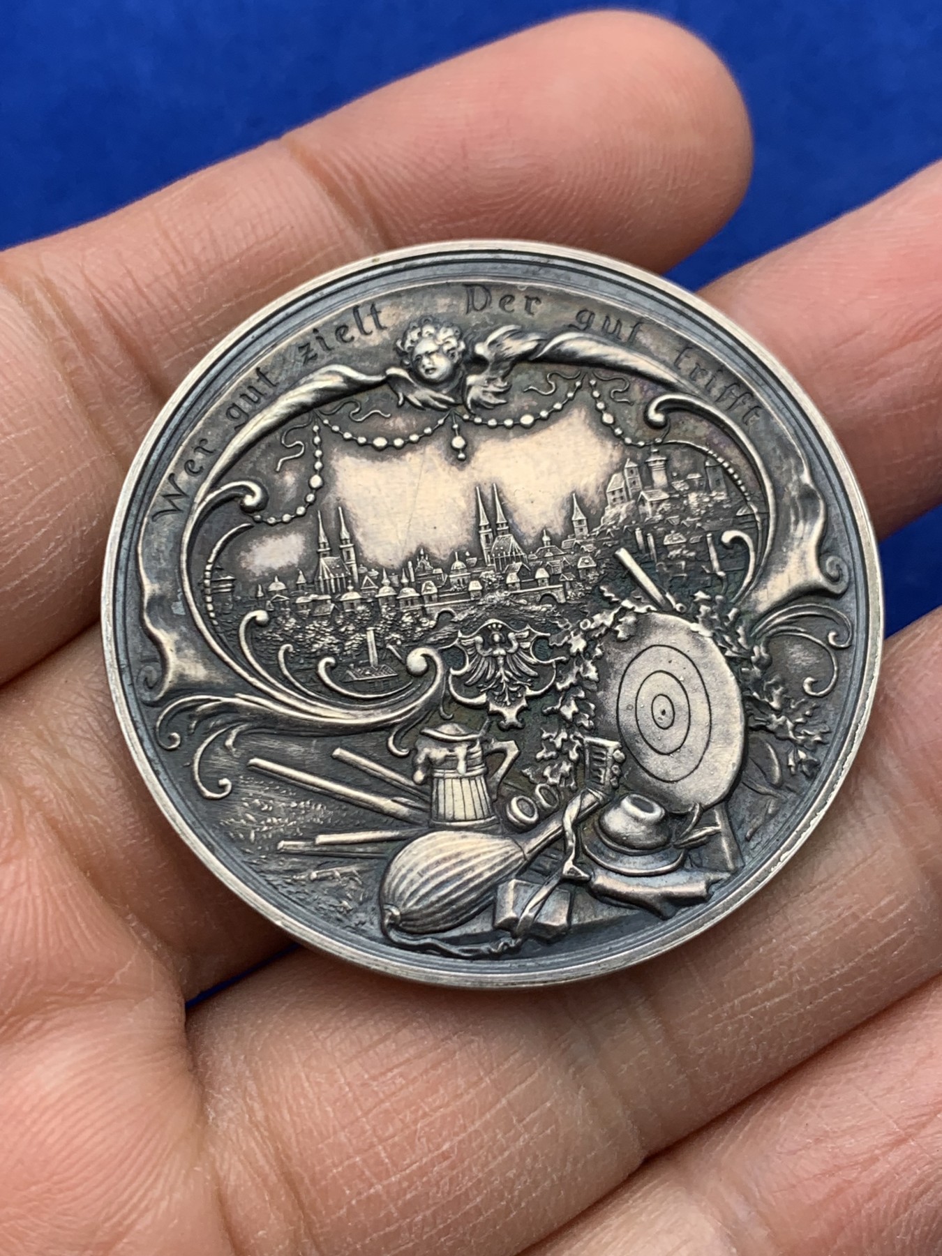 《竞宝斋》圣诞专辑  第一场  第227场 定制纪念章相赠 (全场顺丰包邮) 1897年德国纽伦堡射击节银章，40.3mm 29.2g 状态味道俱佳，MS级，附带原盒，藏家压箱出品