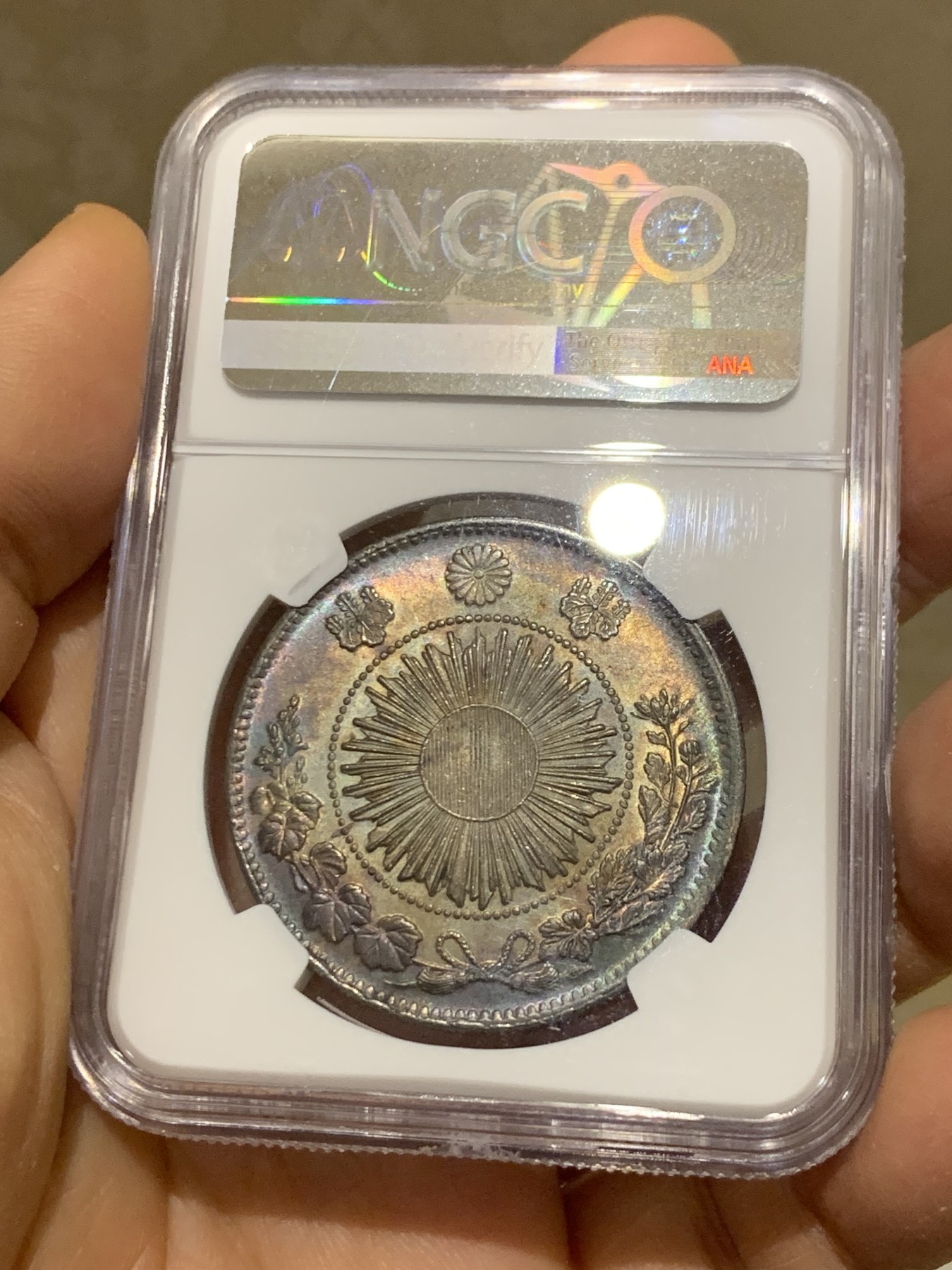 《竞宝斋》圣诞专辑  第一场  第227场 定制纪念章相赠 (全场顺丰包邮) NGC-MS63 日本明治三年旭日龙一圆 五彩紫罗兰包浆