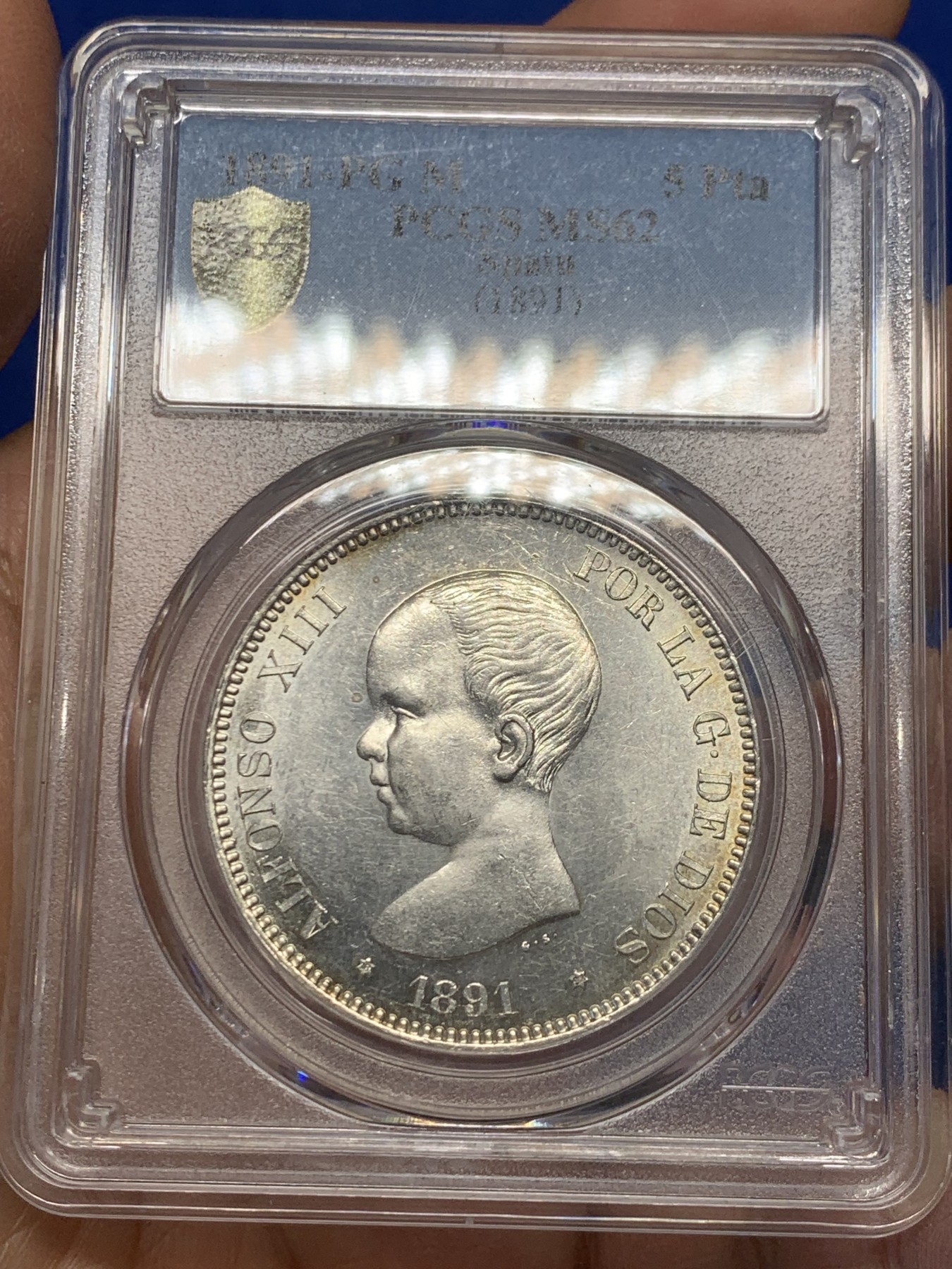 《竞宝斋》圣诞专辑  第一场  第227场 定制纪念章相赠 (全场顺丰包邮) PCGS-MS62 西班牙阿方索十三世小光头5比塞塔银币 1891相对少见年份MS好品不多 原光好品 低评状态 盒子背面下沿有小磕