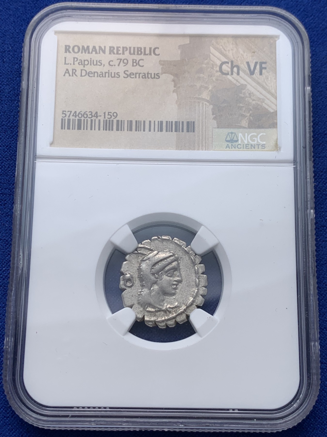 《竞宝斋》圣诞专辑  第一场  第227场 定制纪念章相赠 (全场顺丰包邮) NGC-Ch VF 古罗马 公元前79年 古罗马天后 朱诺和神兽格里芬图1第纳尔银币 原光淡黄油包浆 稀少品种 附有NGC评级编号和欧州上古代钱币介绍 带Ch加成