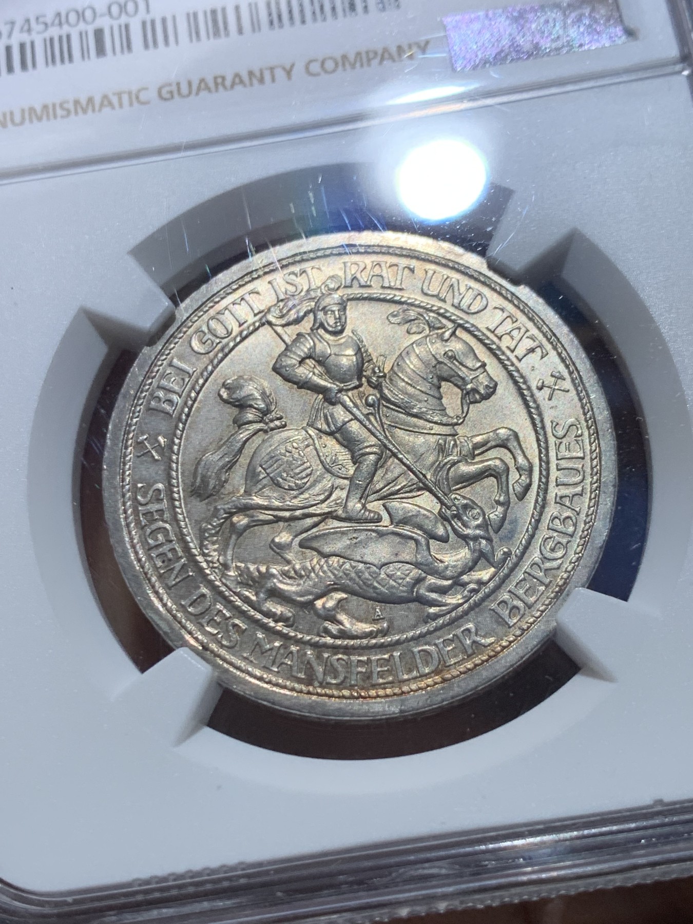 《竞宝斋》圣诞专辑  第一场  第227场 定制纪念章相赠 (全场顺丰包邮) NGC-MS65 德国 1915年 曼斯菲尔德马剑屠龙3马克银币。淡金色包浆，底板无肉眼可见伤痕，上海N严评。