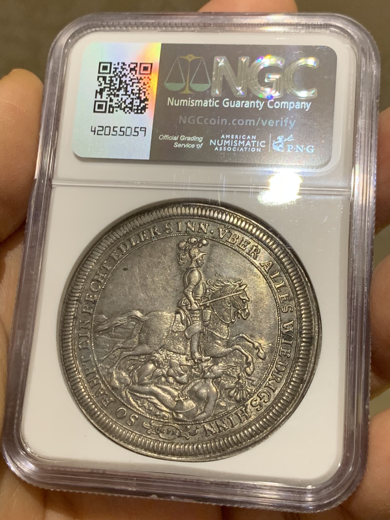 《竞宝斋》圣诞专辑  第一场  第227场 定制纪念章相赠 (全场顺丰包邮) NGC MS62 德国 霍恩洛厄 1697年 沃尔夫冈·朱利叶斯 骑士泰勒大银币 灰色带彩包浆 历经岁月状态却近乎完美 感觉低评了 昆克拍过一枚unc裸币 含佣金4000欧元成交