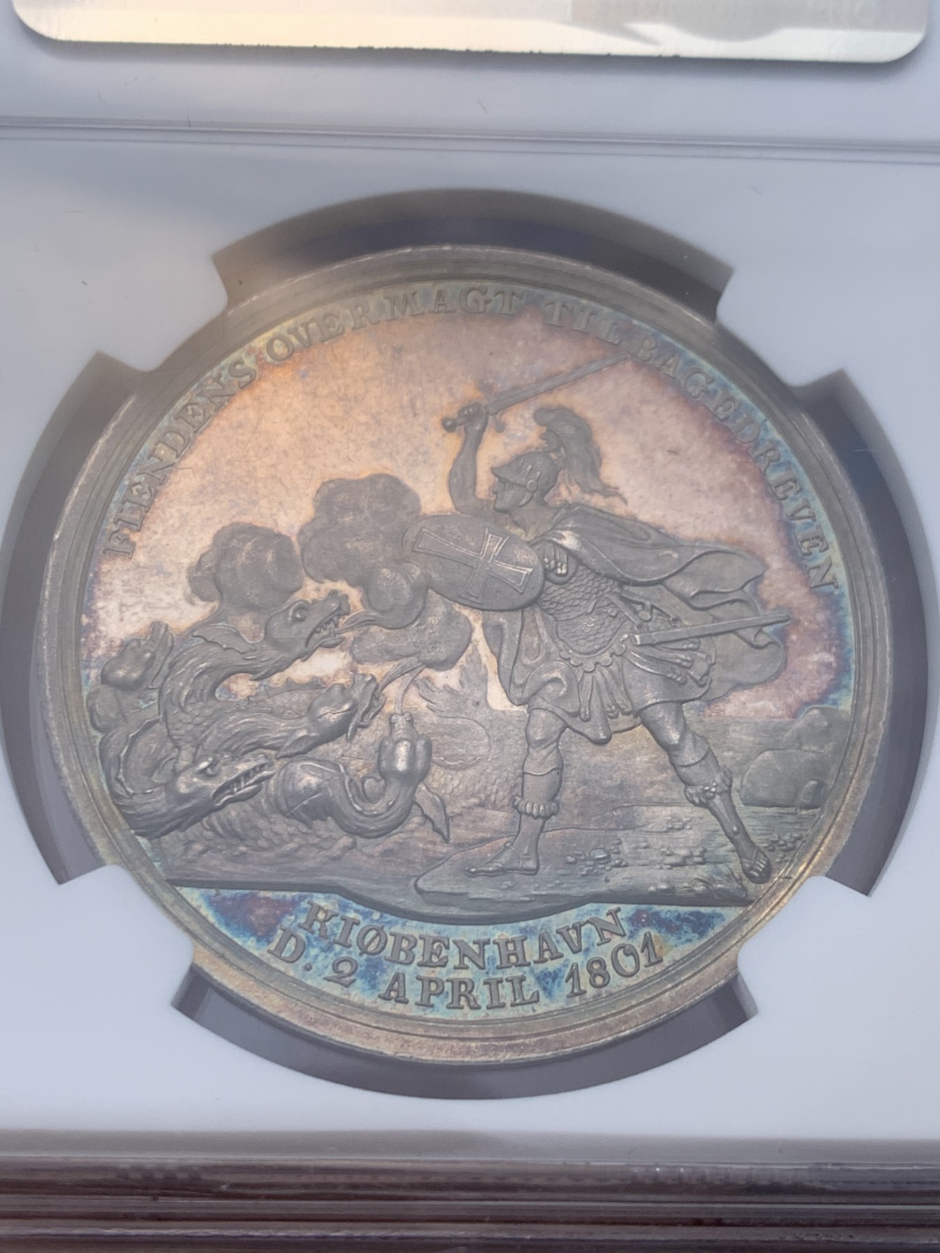 《竞宝斋》圣诞专辑  第一场  第227场 定制纪念章相赠 (全场顺丰包邮) NGC MS65 丹麦1801银章，哥本哈根战役，名家loos经典之作。镜面五彩冠军分数完美品。