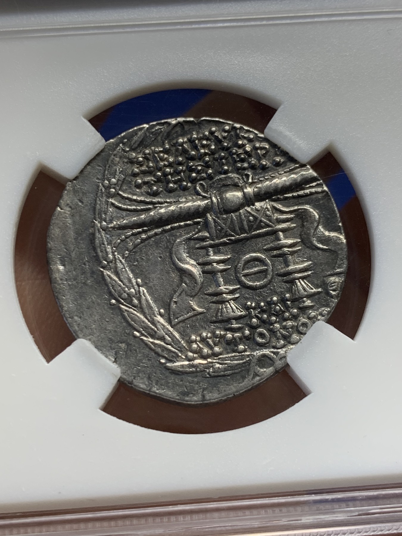 《竞宝斋》圣诞专辑  第一场  第227场 定制纪念章相赠 (全场顺丰包邮) 奈斯评级AU 古希腊 财富女神堤喀 4德拉克马大银币 原味带包浆，艺术性和寓意好，塞琉西亚造币厂