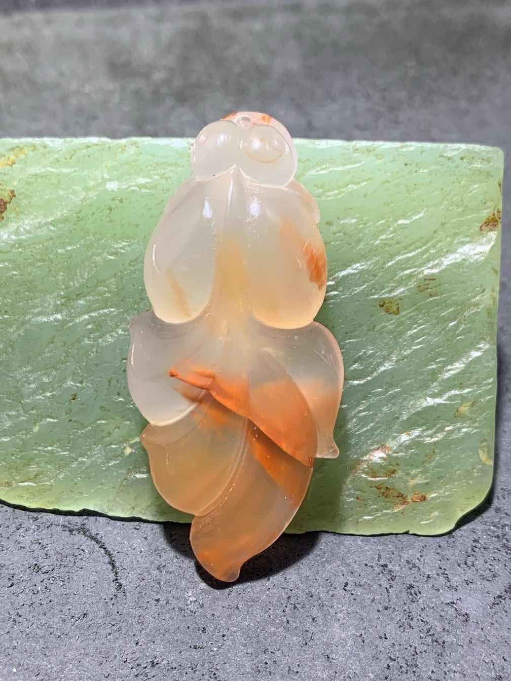 精美南红玛瑙荔枝冻飘火焰纹雕刻金鱼吊坠一个