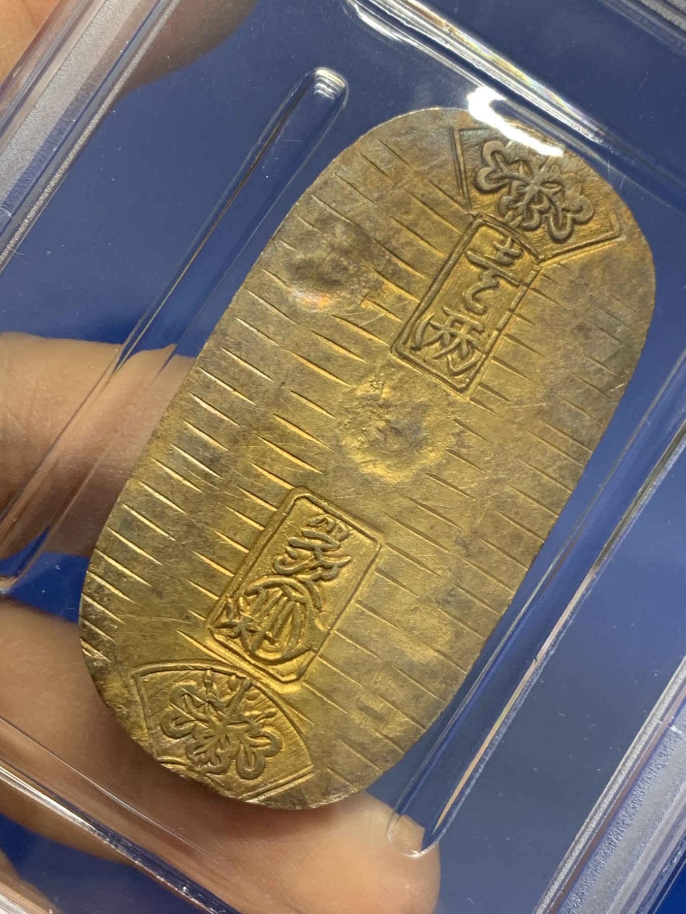 《竞宝斋》圣诞专辑  第一场  第227场 定制纪念章相赠 (全场顺丰包邮) PCGS AU53 日本文政一两小判金 日本幕府时期货币，结束了日本市场上流通货币混乱的局面。文政比后期的天保重些