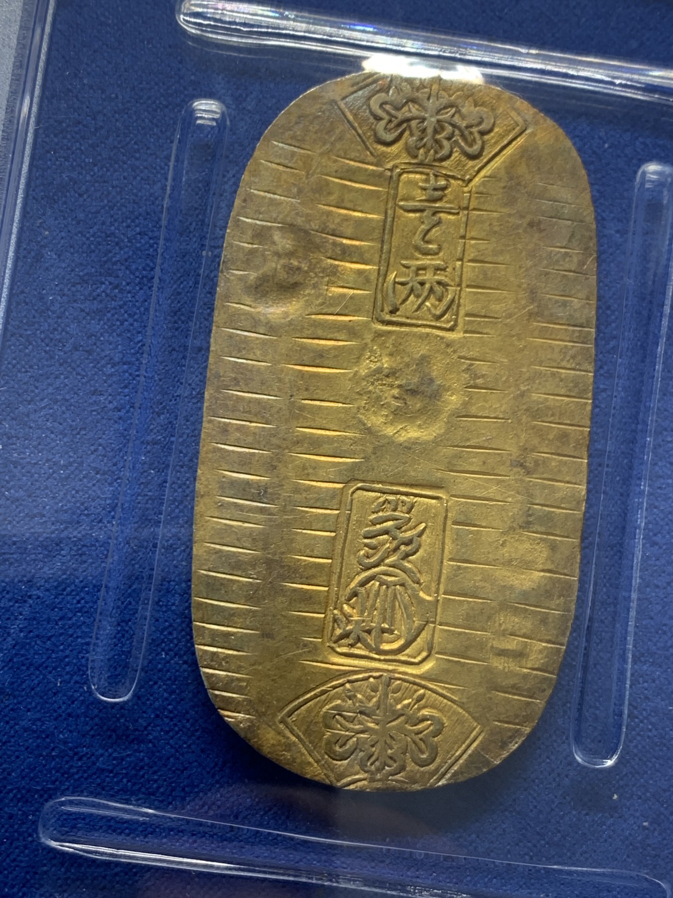 《竞宝斋》圣诞专辑  第一场  第227场 定制纪念章相赠 (全场顺丰包邮) PCGS AU53 日本文政一两小判金 日本幕府时期货币，结束了日本市场上流通货币混乱的局面。文政比后期的天保重些