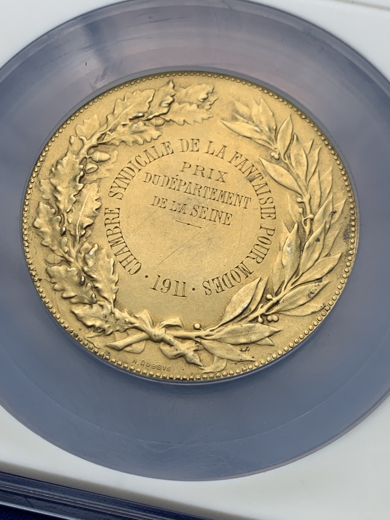 《竞宝斋》圣诞专辑  第一场  第227场 定制纪念章相赠 (全场顺丰包邮) 1911年法国花环玛丽安娜 直径50.3mm 69g 大型镀金银章，实发银章，超级好品相。名家迪普伊（Dupuis）作品，丰饶角银标。配一个透明自制方盒，方便把玩。