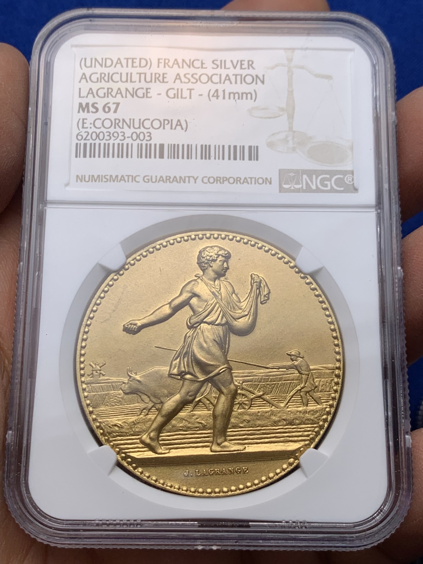 《竞宝斋》圣诞专辑  第一场  第227场 定制纪念章相赠 (全场顺丰包邮) NGC-MS67，顶级分数的法国农业镀金银章。这个品种是颁发给农业竞赛评委的，标注边铭丰饶角是100多年前的作品。LARANGE大师之作，67分的顶级分数在同期的币章里是王者的存在，常有多一分而价格倍增的说法。银章价格金章的状态。顶级藏家巅峰之选。
