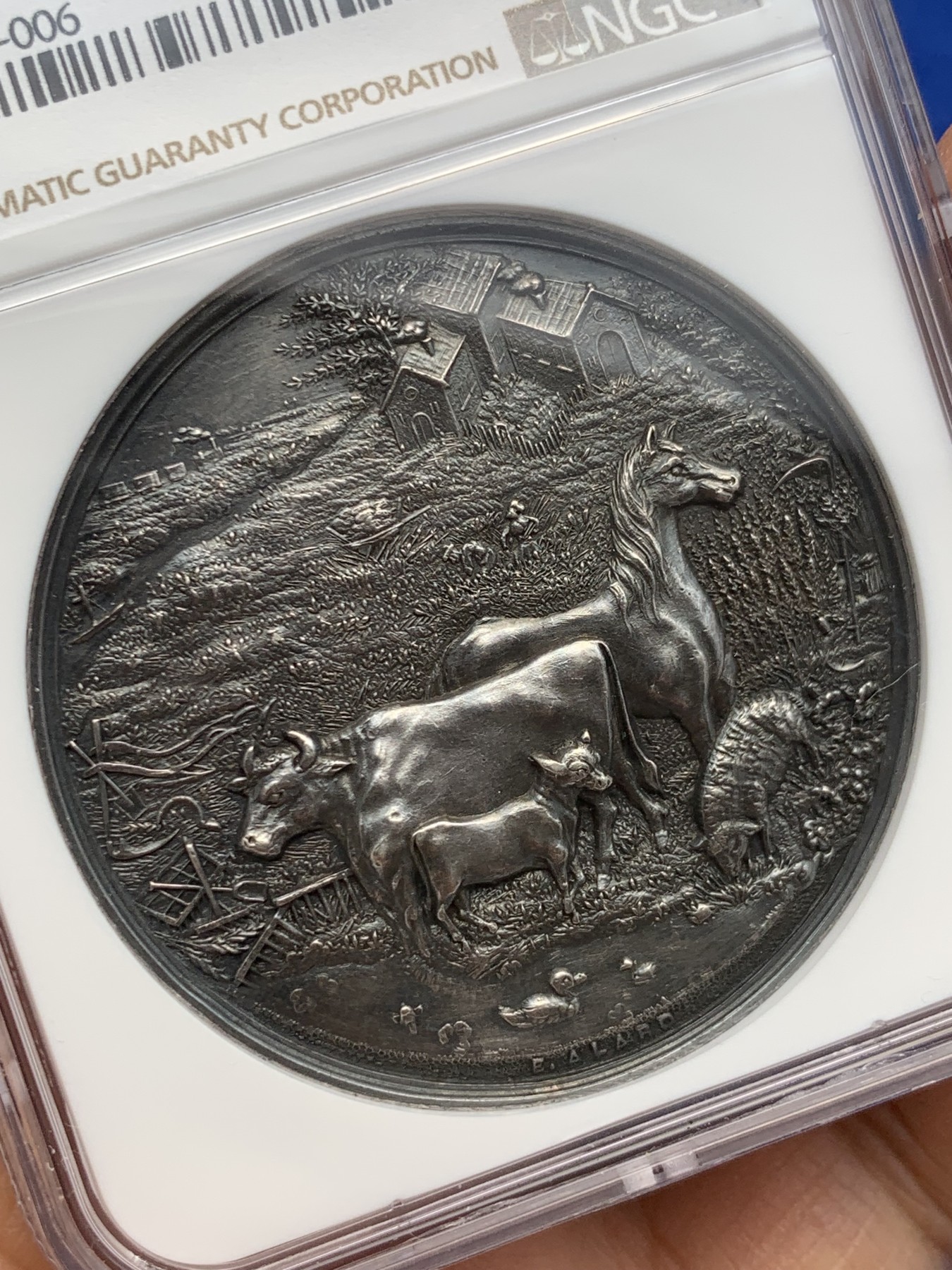 《竞宝斋》圣诞专辑  第一场  第227场 定制纪念章相赠 (全场顺丰包邮) NGC-MS60 荷兰 1885年 畜牧业46mm大银章 镜面底板 高浮雕 动物肌肉感饱满 地上草根根可见 非常精美