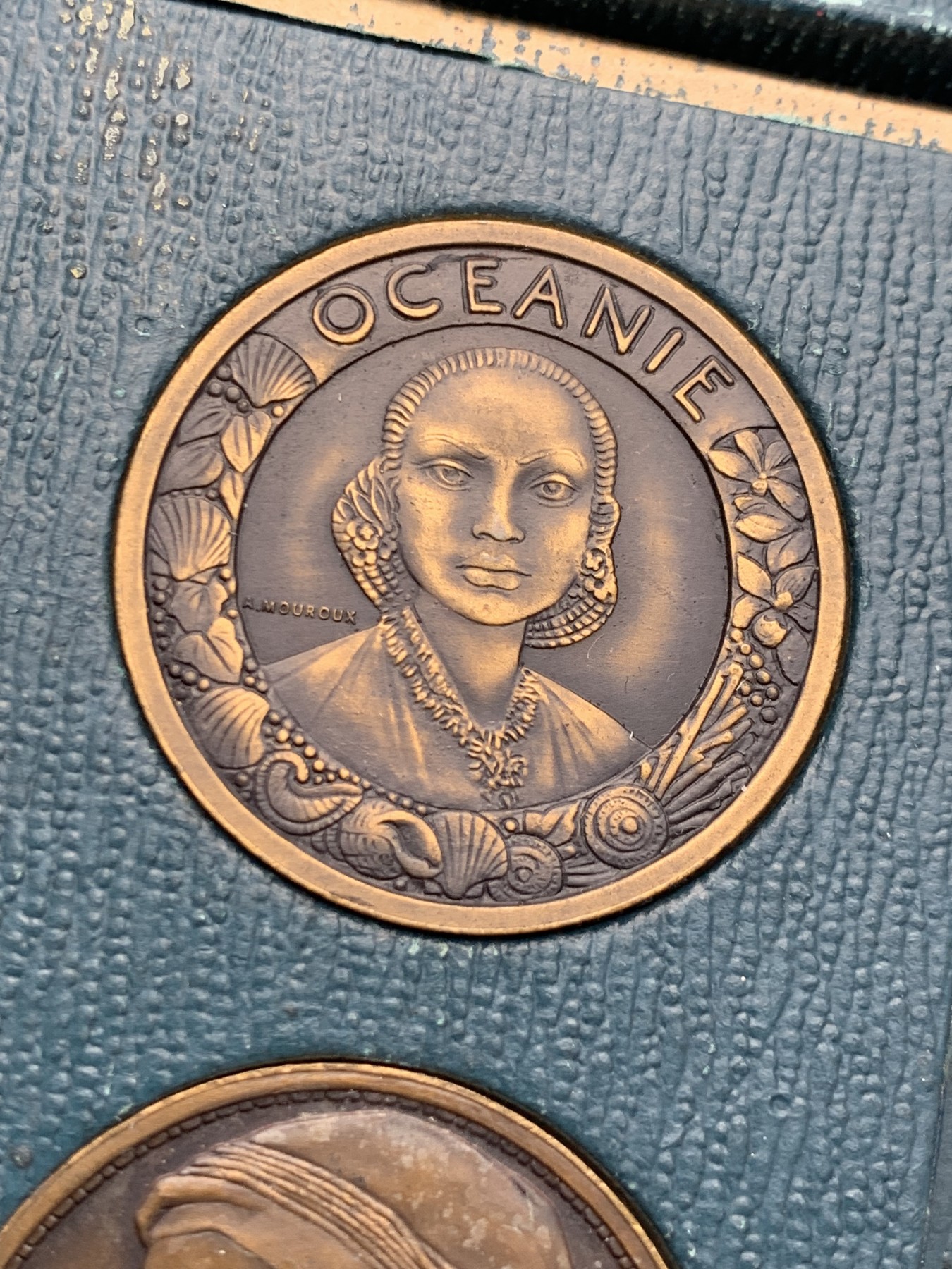 《竞宝斋》圣诞专辑  第一场  第227场 定制纪念章相赠 (全场顺丰包邮) 法国1931年巴黎世博会仿古铜套章 直径32mm左右 描绘了亚洲，非洲，大洋洲，美洲四大洲原住民人物面貌，及风土人情。其中也有雕刻师参与了当时法国流通币的设计雕刻。人物传神，细节精美。大洋洲的螺贝花环，暹罗人的头冠与背面的亚洲象，美洲部落的羽冠，埃及人的头巾，大千世界，尽收眼底。