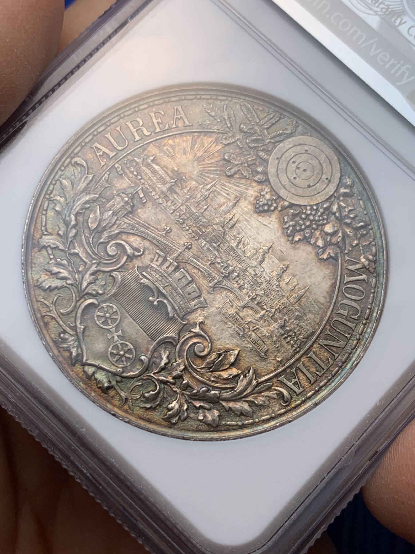 《竞宝斋》圣诞专辑  第一场  第227场 定制纪念章相赠 (全场顺丰包邮) NGC MS64 1894年德国美因茨射击节大银章，镜面五彩底板，正面人物高点俱在，背面城市景观惟妙惟肖，冠军分，一步到位，热门品种