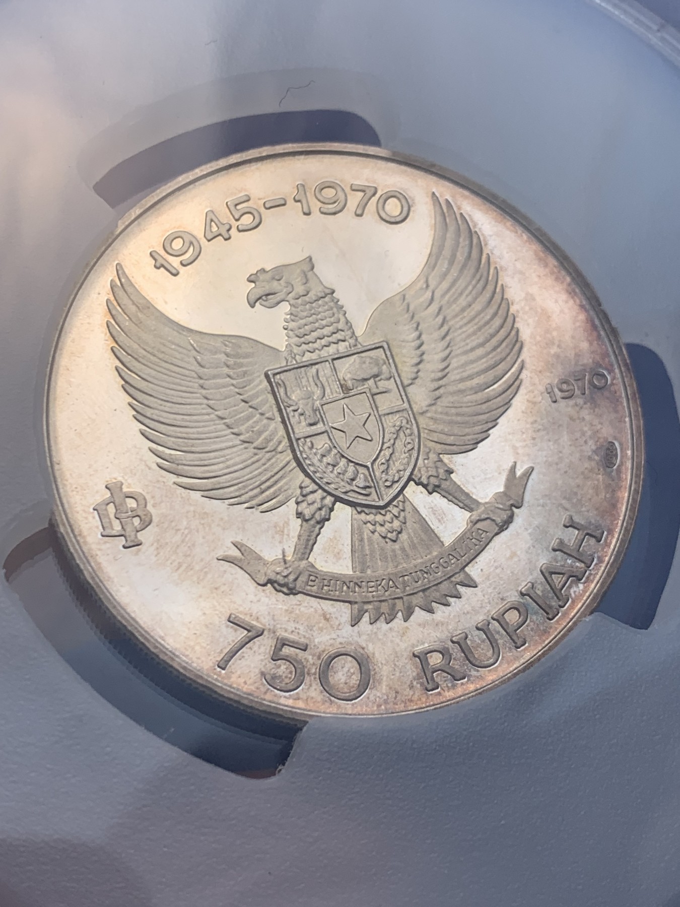 《竞宝斋》圣诞专辑  第二场  第228场 定制纪念章相赠 (全场顺丰包邮) PCGS-PR67DCAM 印尼 1970年 750R 迦楼罗 这个系列中最漂亮也是最贵的面值 工艺和设计都堪称经典 这两年涨势迅猛