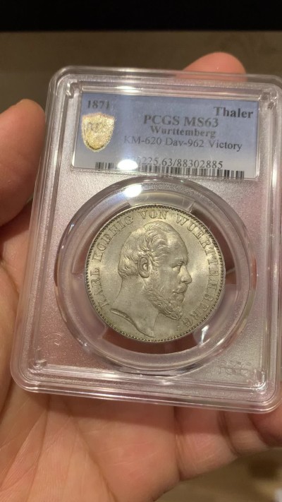 《竞宝斋》圣诞专辑  第一场  第227场 定制纪念章相赠 (全场顺丰包邮) PCGS-MS63 符腾堡1871年胜利泰勒，底板干净，淡彩包浆银光明显，胜利小天使站在枪炮之上，天使脸部细节清晰，设计简约而精美，德系精工的代表泰勒。