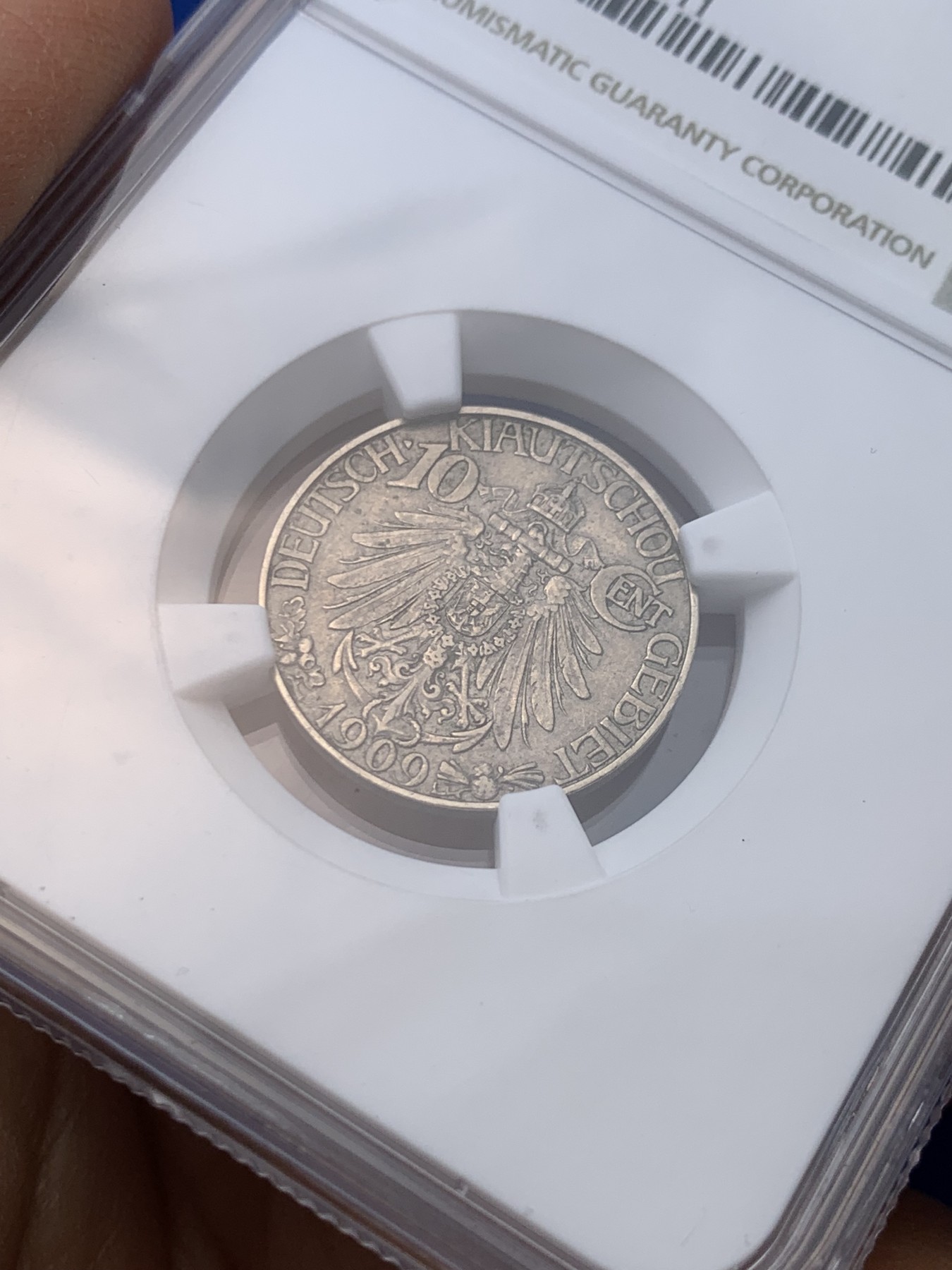 《竞宝斋》圣诞专辑  第一场  第227场 定制纪念章相赠 (全场顺丰包邮) NGC-AU58 德国 1909年 中国青岛发行 大德国宝 10分 发行量稀少 德系名誉品 镍币之王  图案设计中西合璧 精致细腻极具时代特点