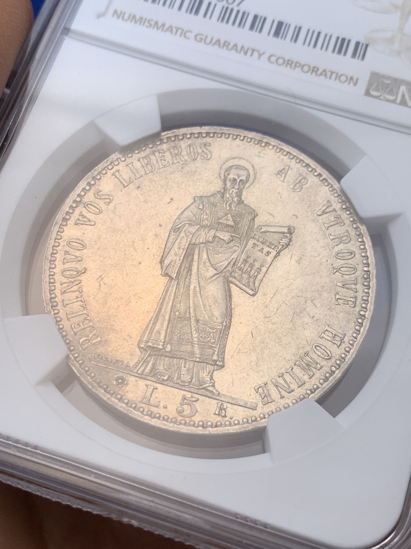 《竞宝斋》圣诞专辑  第一场  第227场 定制纪念章相赠 (全场顺丰包邮) NGC-MS61，1898年老版本圣马力诺5里拉神父。此币发行量18000，打的非常好，PL感十足，值得收藏把玩