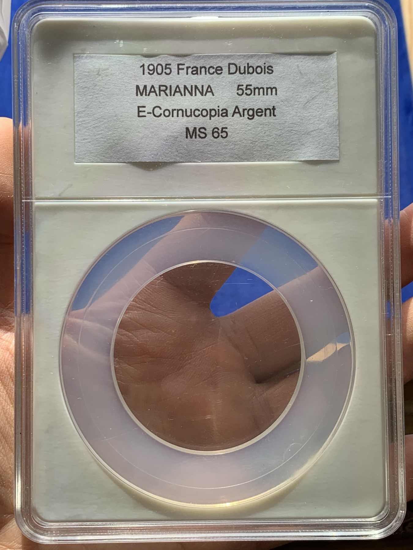 《竞宝斋》圣诞专辑  第一场  第227场 定制纪念章相赠 (全场顺丰包邮) 法国射击节银章，章牌大师杜波瓦（DUBIOS)海马盔甲玛丽安娜代表作品，直径49.7mm 65.4g大型镀金银章，边铭丰饶角Argent银标原铸。双面高浮雕，图案精品艺术性高，这枚自制盒非NGC方便开卸把玩。法国射击节章牌相比德国瑞士低估，好品值得自藏。还配一个原盒。