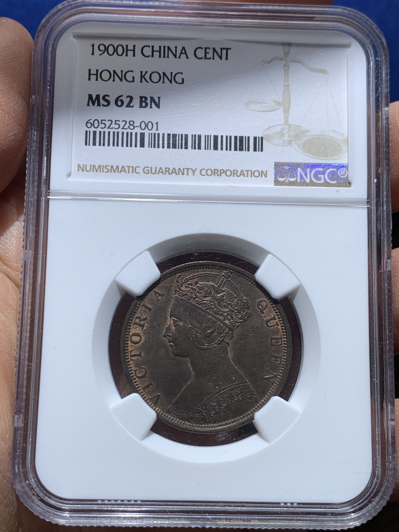 《竞宝斋》圣诞专辑  第一场  第227场 定制纪念章相赠 (全场顺丰包邮) NGC-MS62BN 香港 1900H 维多利亚女王 哥特像 一仙大铜币 巧克力包浆 极美状态