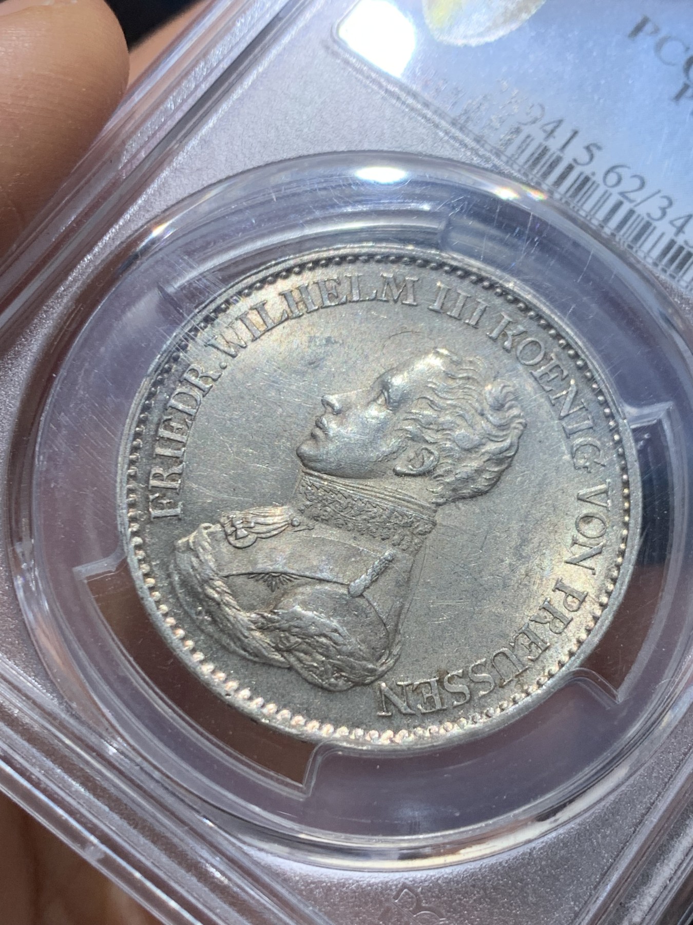 《竞宝斋》圣诞专辑  第一场  第227场 定制纪念章相赠 (全场顺丰包邮) PCGS-MS62 德国普鲁士 1818年A厂腓特烈威廉三世鹰炮泰勒银币 正反面细节均非常好，光度好，令人舒服的淡金色包浆，感觉低评