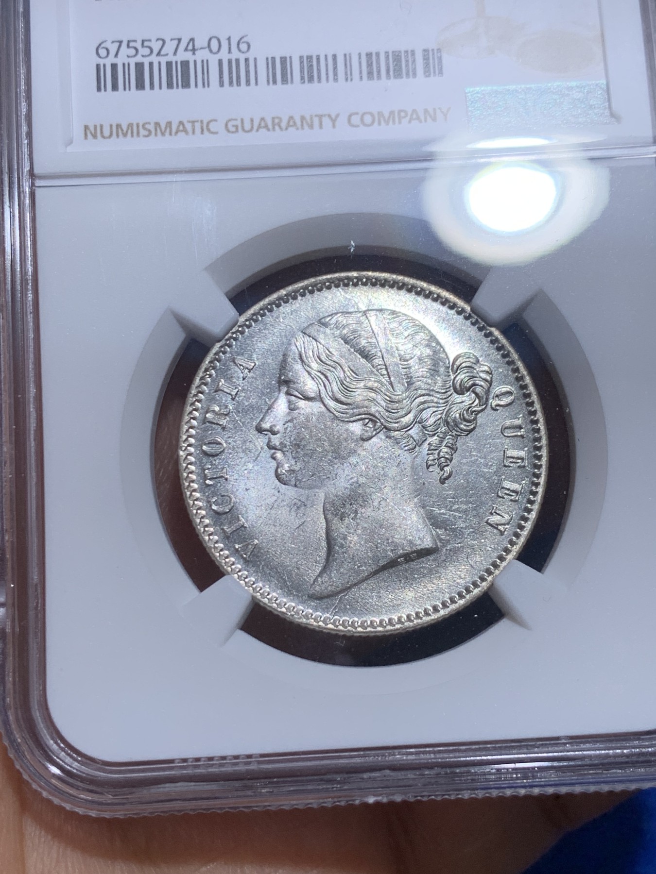 《竞宝斋》圣诞专辑  第一场  第227场 定制纪念章相赠 (全场顺丰包邮) NGC-MS64 东印度公司1840年维多利亚女王1卢比银币 这个品种的64分非常非常困难，即使批量送评也难见一二，对于喜欢小维头像的玩家来说不可错过。sbp成交价在700-1000刀